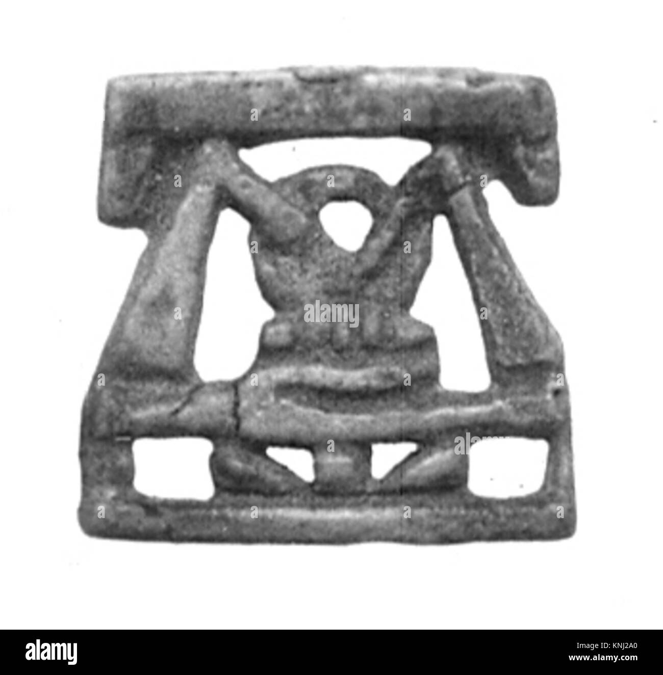 Questo antico amuleto egiziano del periodo faraonico presenta dettagliati simboli geroglifici e fungeva da oggetto spirituale o magico, rappresentando credenze e pratiche dell'antica cultura egiziana. Foto Stock