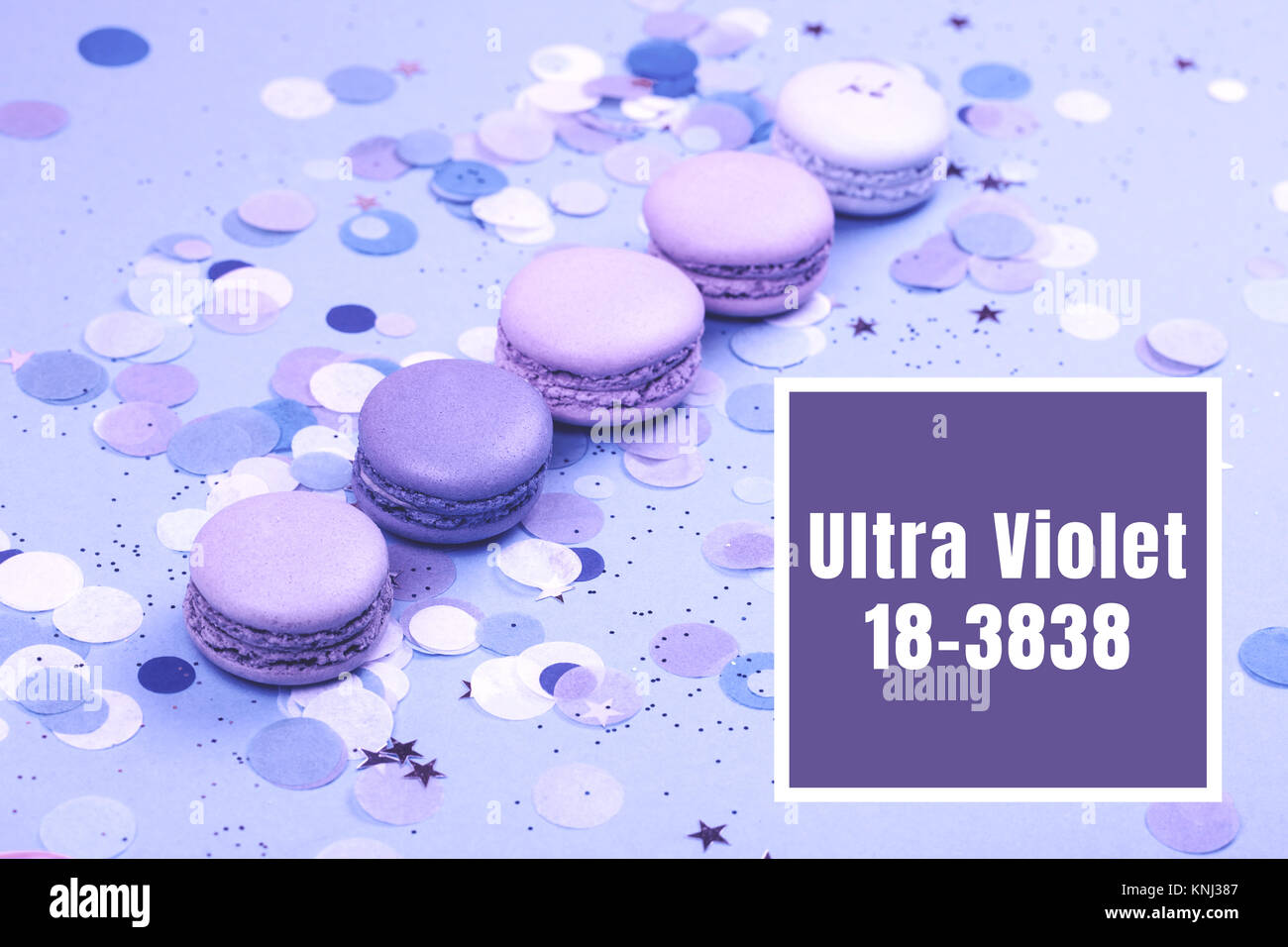 Gruppo di Ultra Violet macarons Foto Stock