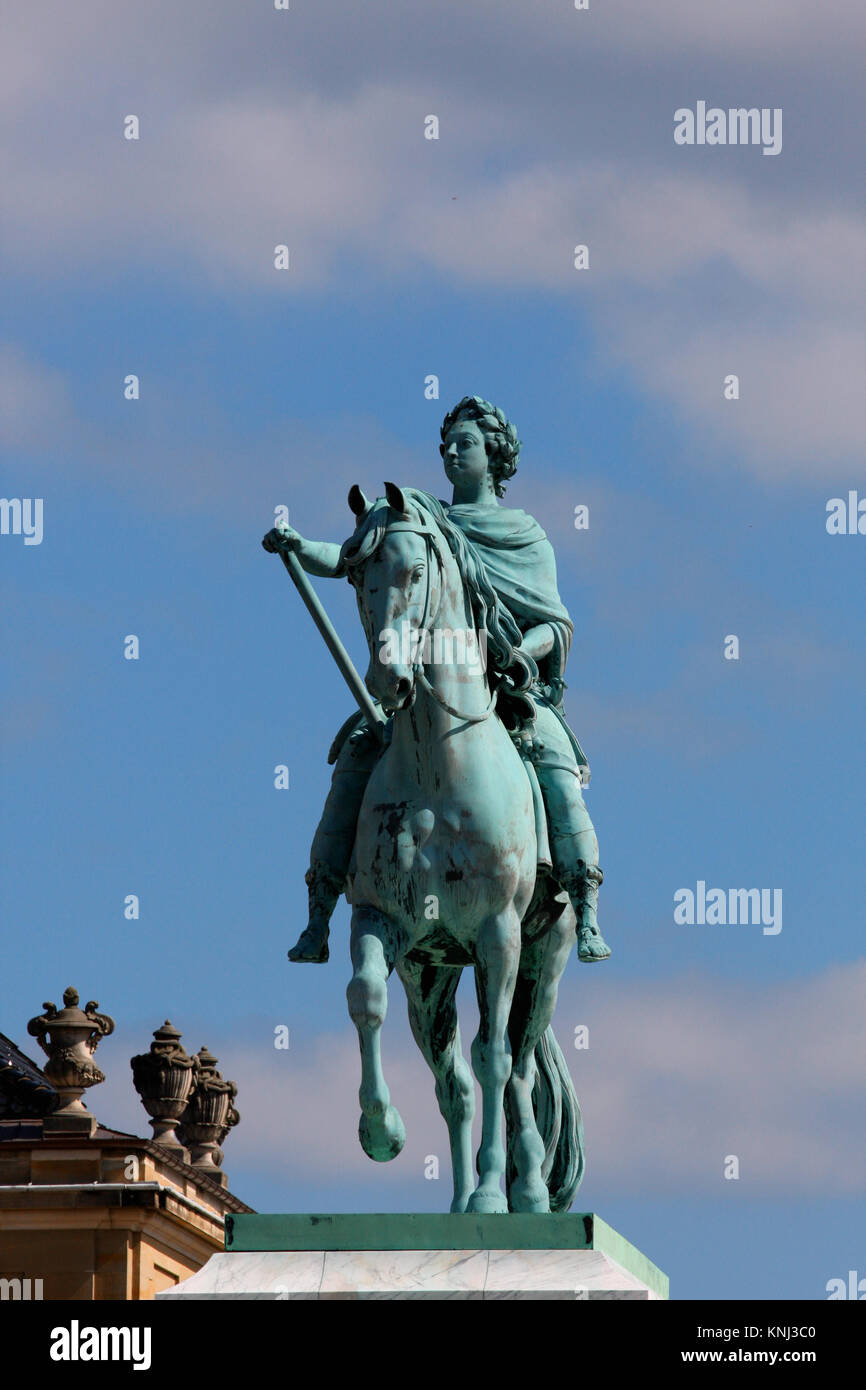 Statua di Federico V di Jacques Franancis Joseph Saly al centro del Palazzo Amalienborg Square a Copenhagen, Danimarca Foto Stock