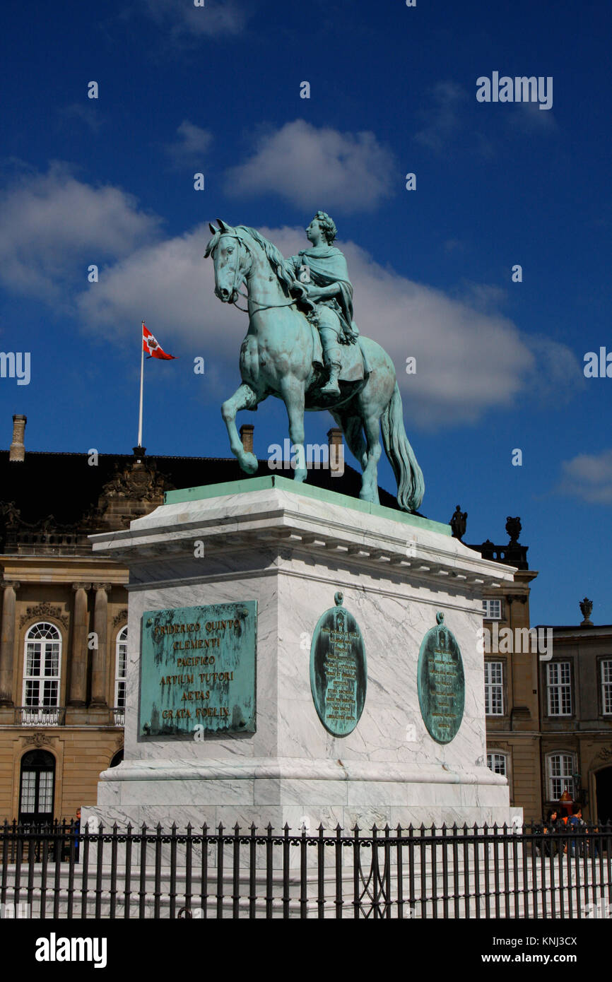 Statua di Federico V di Jacques Franancis Joseph Saly al centro del Palazzo Amalienborg Square a Copenhagen, Danimarca Foto Stock