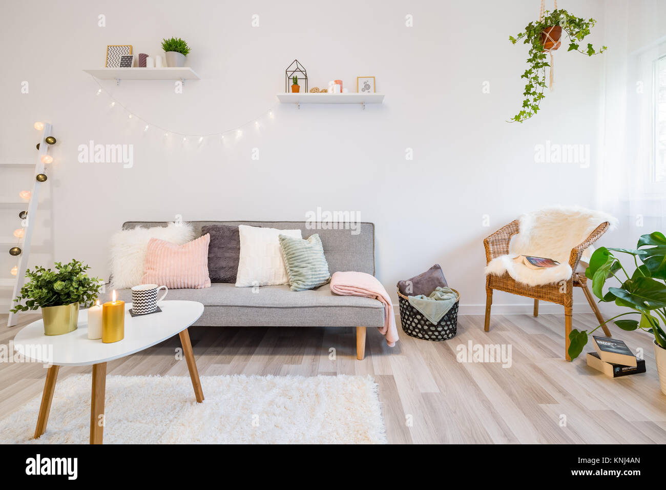 Home interno grigio con divano, tavolino da caffè e la sedia di vimini Foto Stock