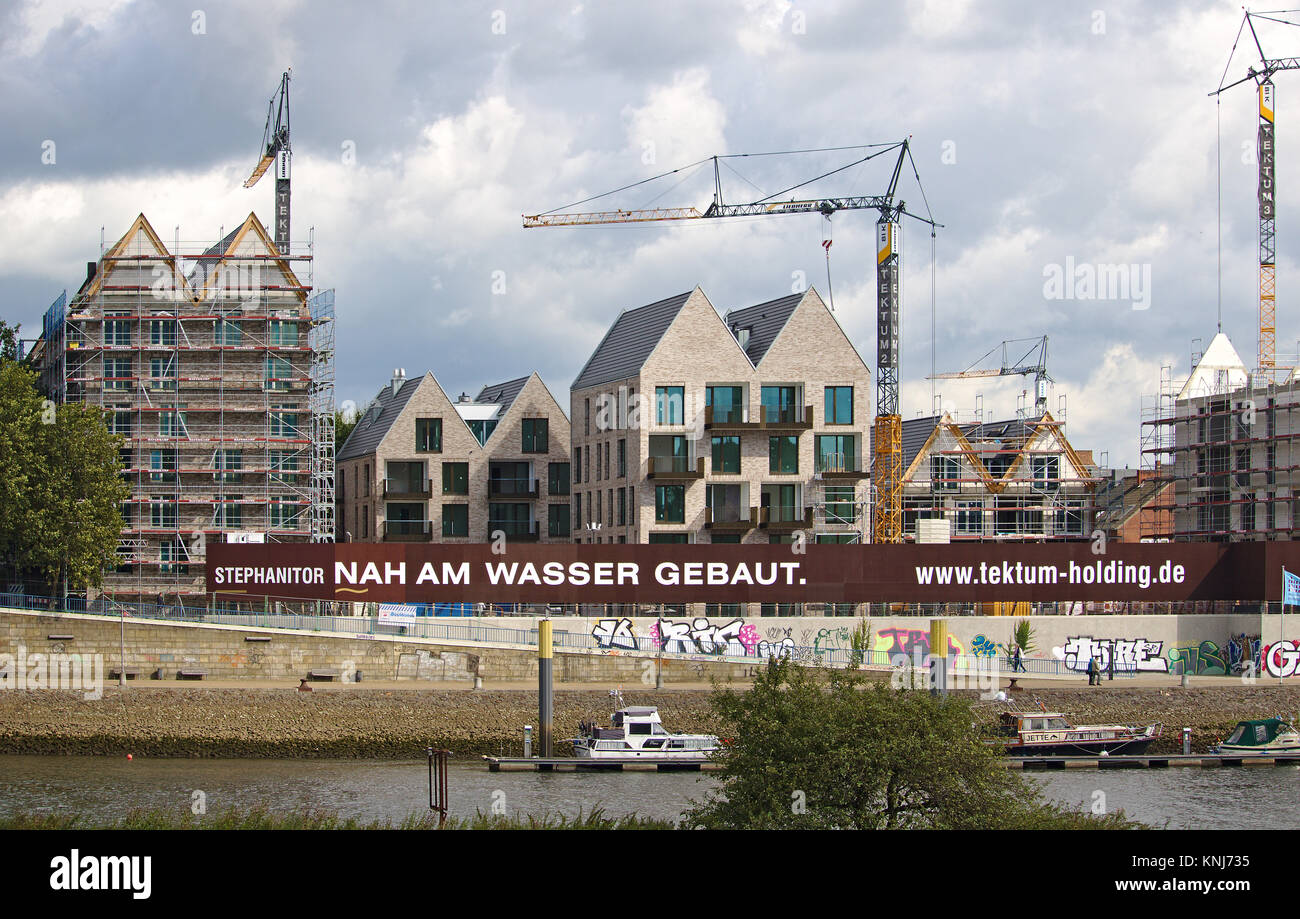 Bremen, Germania - Settembre 14th, 2017 - Riverside sito in costruzione di gru, ponteggi, parzialmente e totalmente completato edifici residenziali Foto Stock