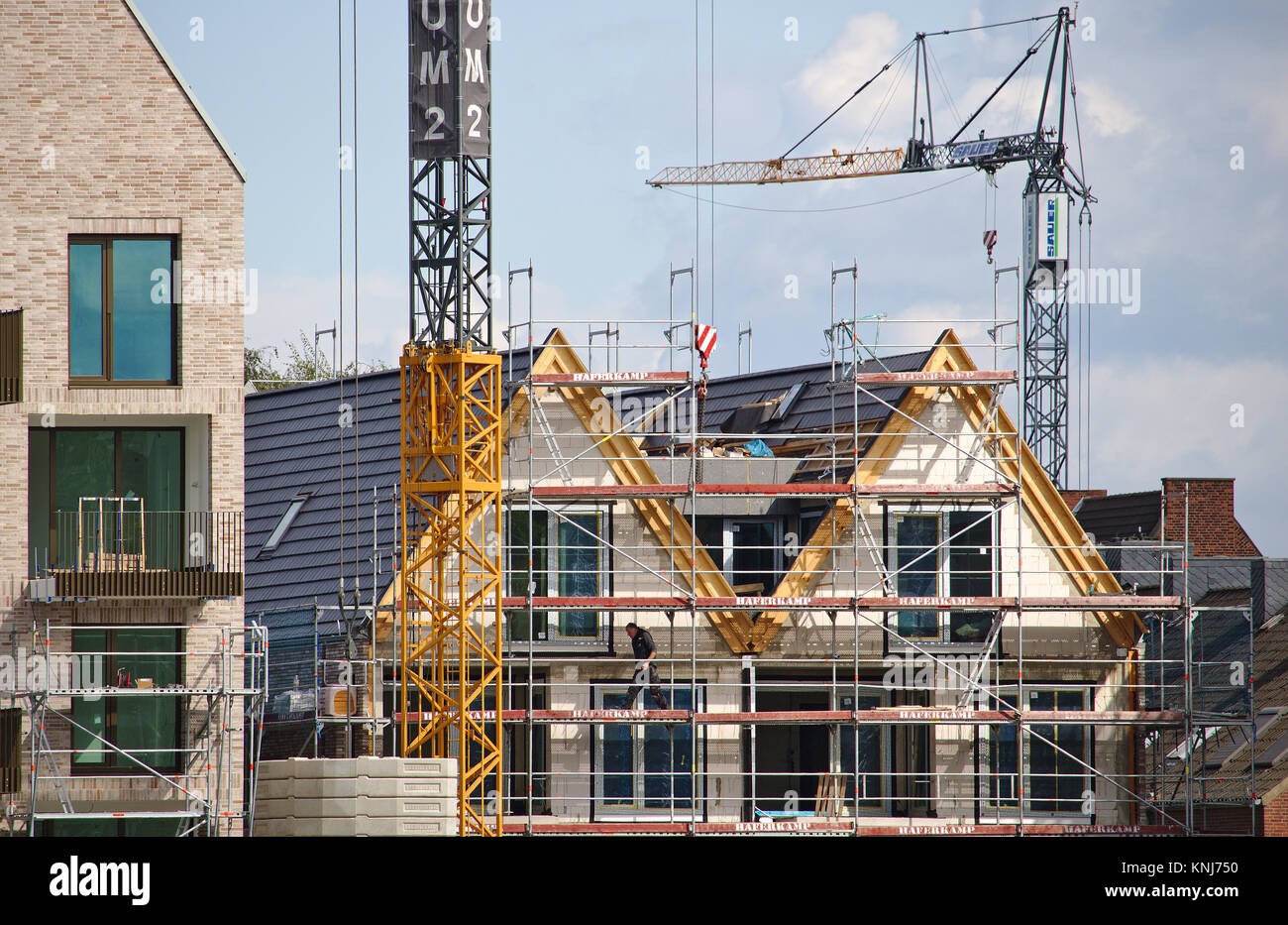 Bremen, Germania - Settembre 14th, 2017 - sito in costruzione di gru, ponteggi e parzialmente completato edifici residenziali Foto Stock