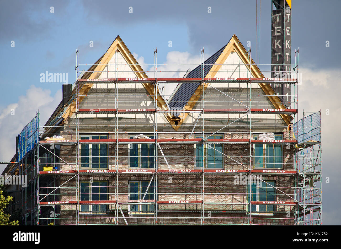 Bremen, Germania - Settembre 14th, 2017 - sito in costruzione con gru, ponteggi e parzialmente completato edificio residenziale Foto Stock