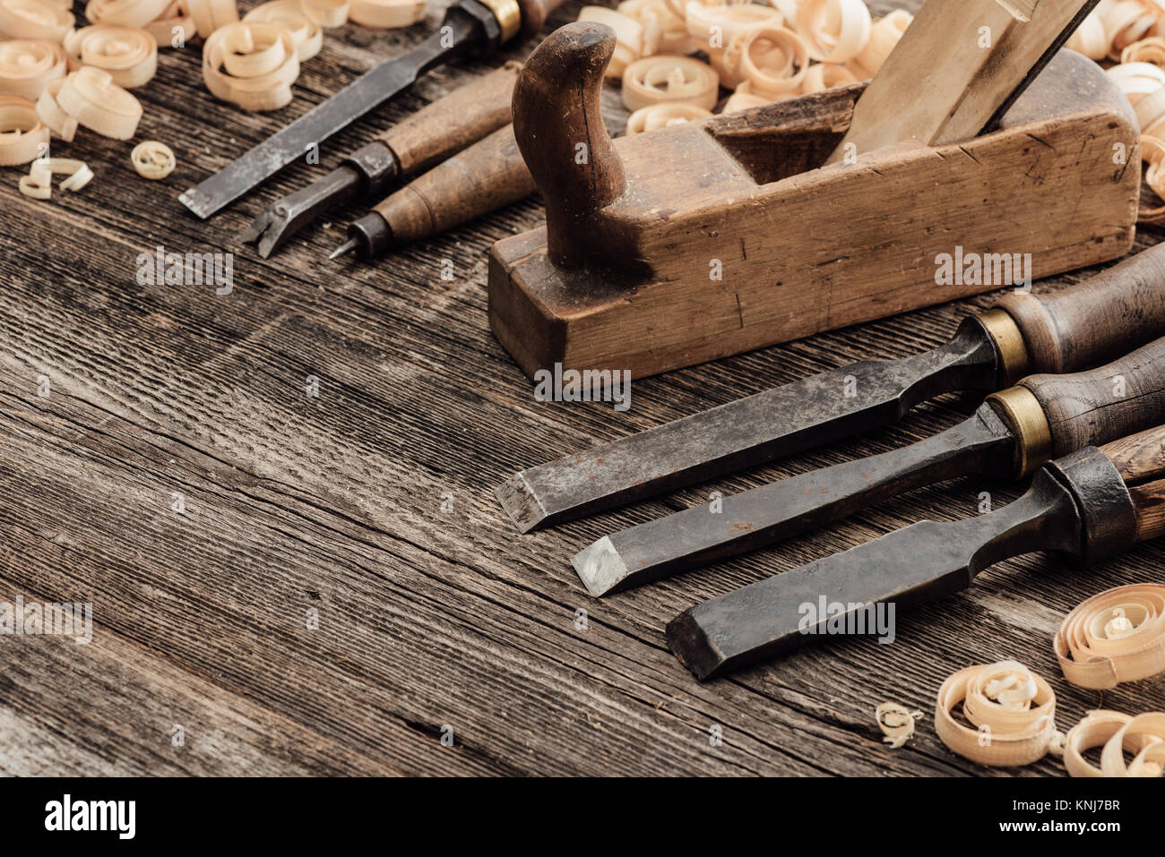 Vecchio carving e utensili per la lavorazione del legno e dei trucioli di  legno su un banco di lavoro vintage: falegnameria, carpenteria e concetto  di artigianato Foto stock - Alamy