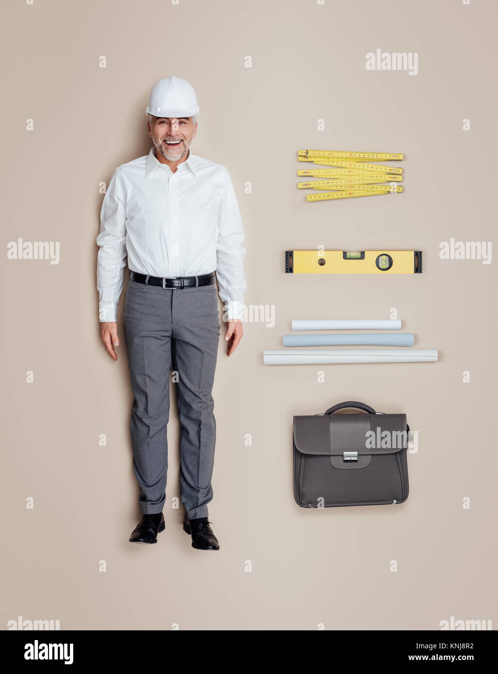 Realismo ingegnere e architetto bambola maschio con le attrezzature di lavoro, indossa un casco di sicurezza e sorridente, laici piatta Foto Stock