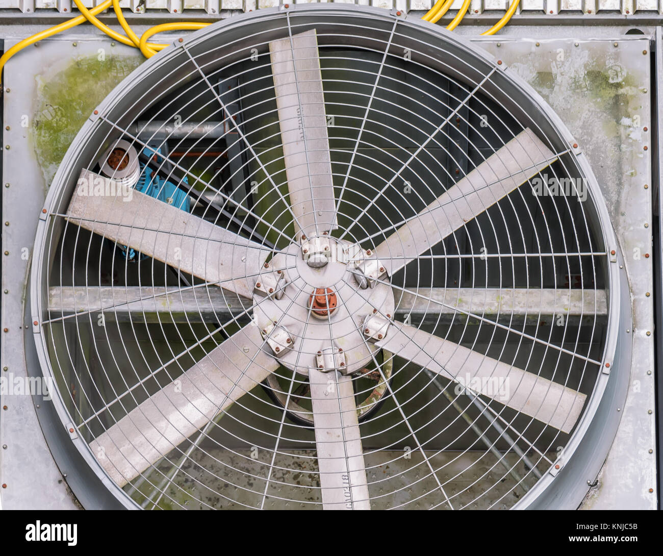 Potente e moderna, industriale ventilatori elettrici per condizionatori d'aria, close up Foto Stock