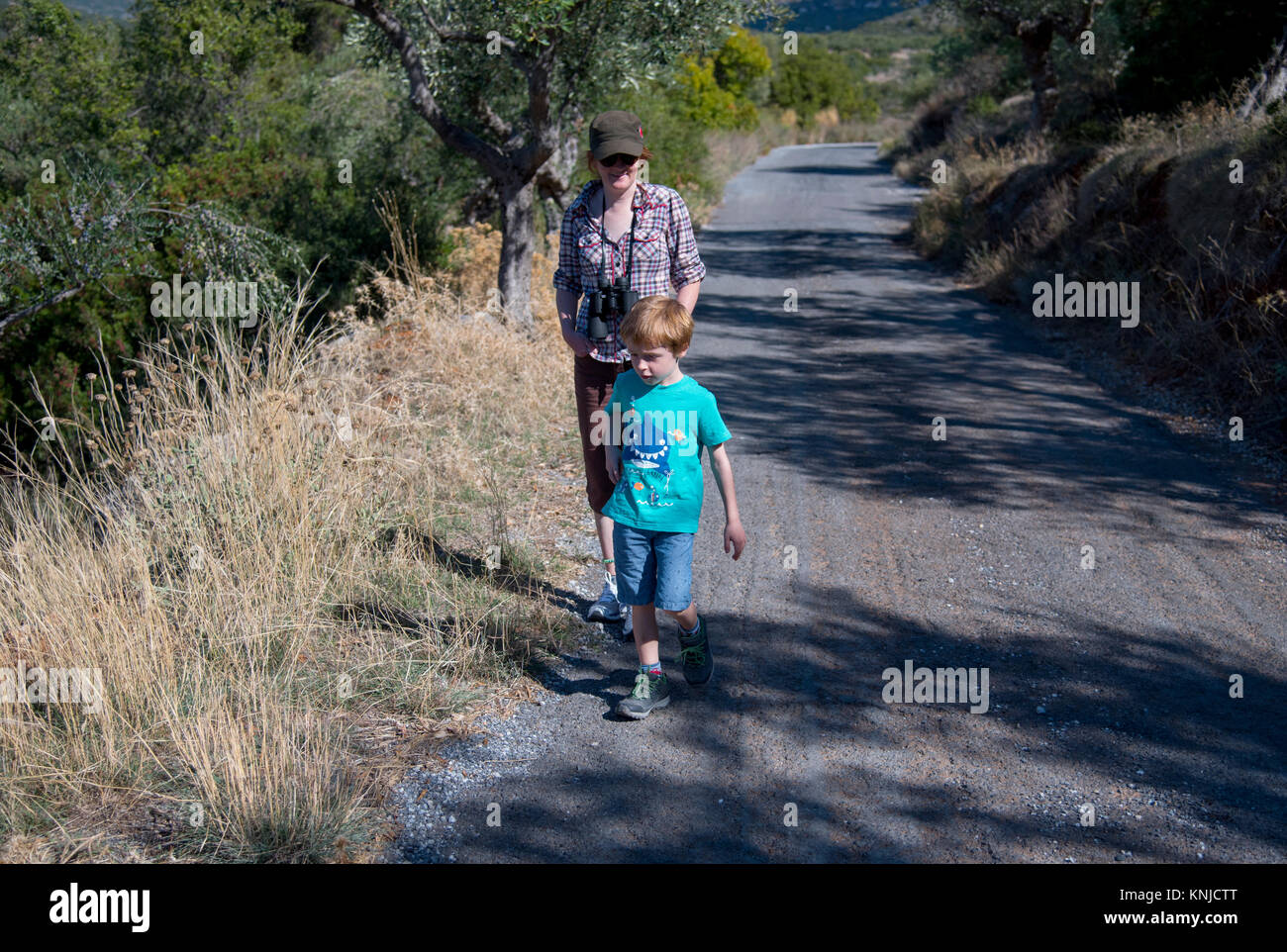 Ragazzo giovane (5 anni) a piedi con sua madre in vacanza nella campagna vicino a Kardamyli, Grecia Foto Stock