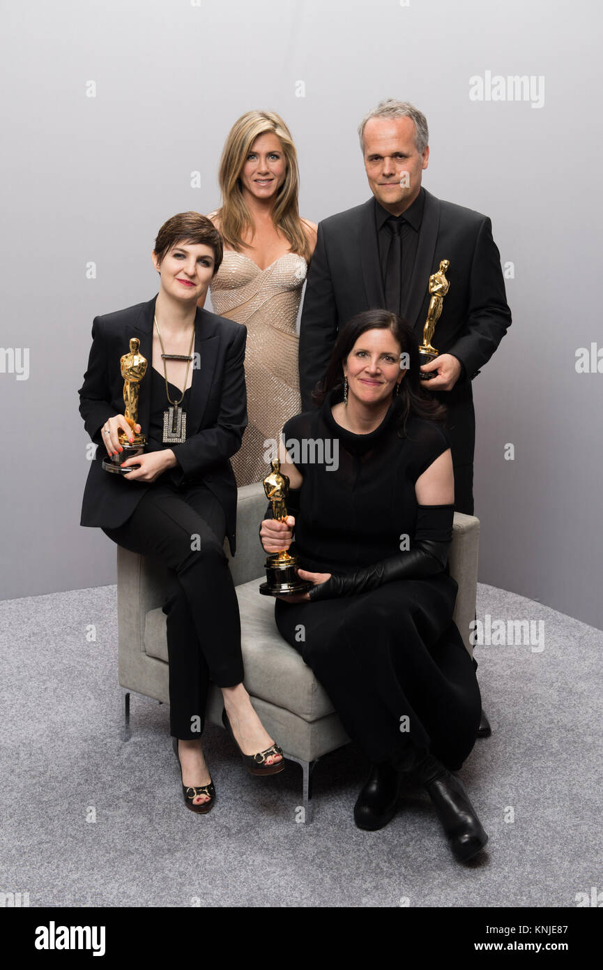 HOLLYWOOD, CA - febbraio 22: presentatrice Jennifer Aniston, Dirk Wilutzky, Mathilde Bonnefoy e Laura Poitras pongono backstage con l'OSCAR® per il miglior documentario includono, per lavorare su "CitizenFour" durante il live ABC teletrasmesso del 87th Oscar® al Dolby® Theatre di Hollywood, CA domenica 22 febbraio, 2015. Foto Stock