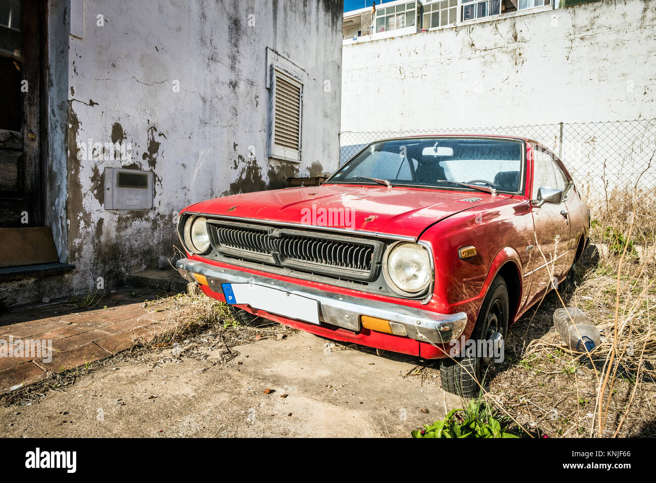 Rosso, classic, auto d'epoca in un bit abbondava posto in Portogallo Foto Stock
