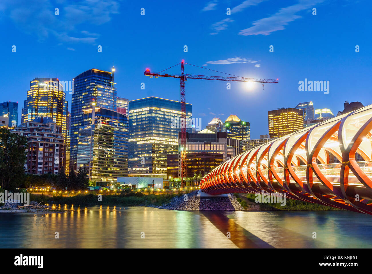 Bellissima vista del centro cittadino di Calgary con la pace ponte sopra il fiume Bow, Alberta, Canada Foto Stock
