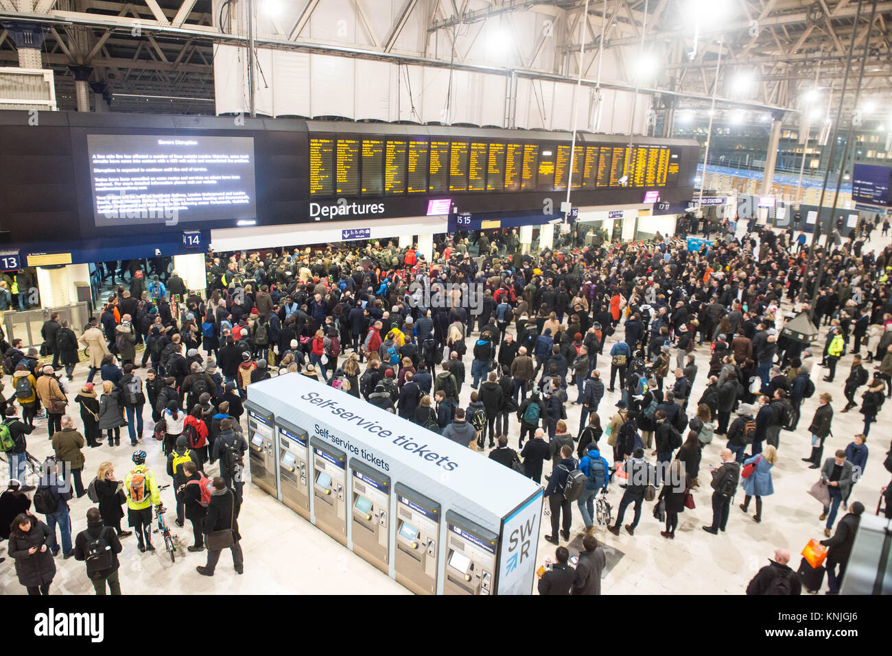 La stazione di Waterloo, Londra, Regno Unito. 11 dicembre 2017. Un lato linea incendio ha colpito un numero di linee al di fuori di Londra Waterloo, alcuni circuiti di binario sono venuti in contatto con 650 volt cavo e aggravato il problema. Le interruzioni si prevede di continuare fino alla fine del servizio. I treni sono stati annullati su alcune rotte e servizi su altre sono state ridotte. Michael Tubi/ Alamy Live News Foto Stock