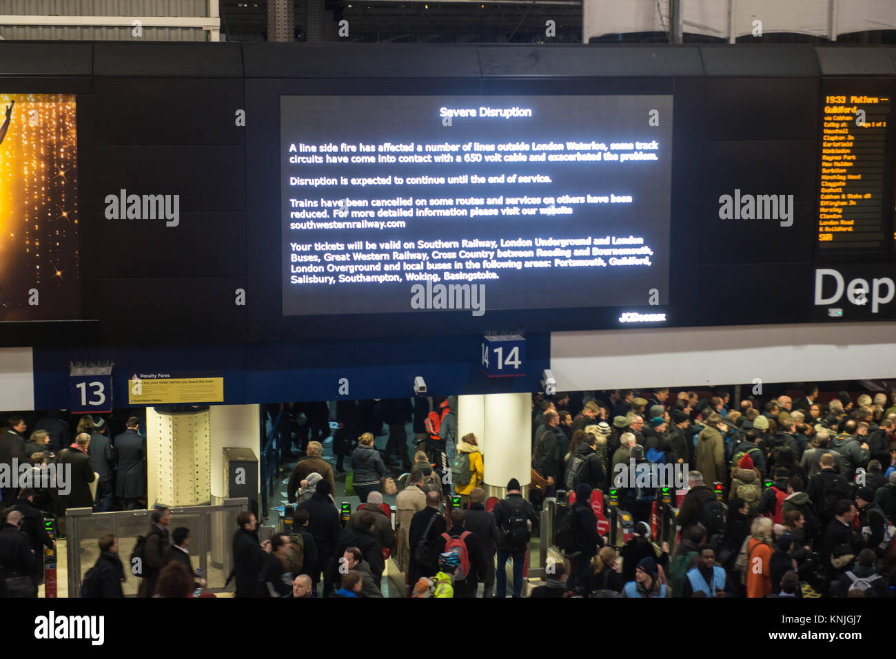 La stazione di Waterloo, Londra, Regno Unito. 11 dicembre 2017. Un lato linea incendio ha colpito un numero di linee al di fuori di Londra Waterloo, alcuni circuiti di binario sono venuti in contatto con 650 volt cavo e aggravato il problema. Le interruzioni si prevede di continuare fino alla fine del servizio. I treni sono stati annullati su alcune rotte e servizi su altre sono state ridotte. Michael Tubi/ Alamy Live News Foto Stock