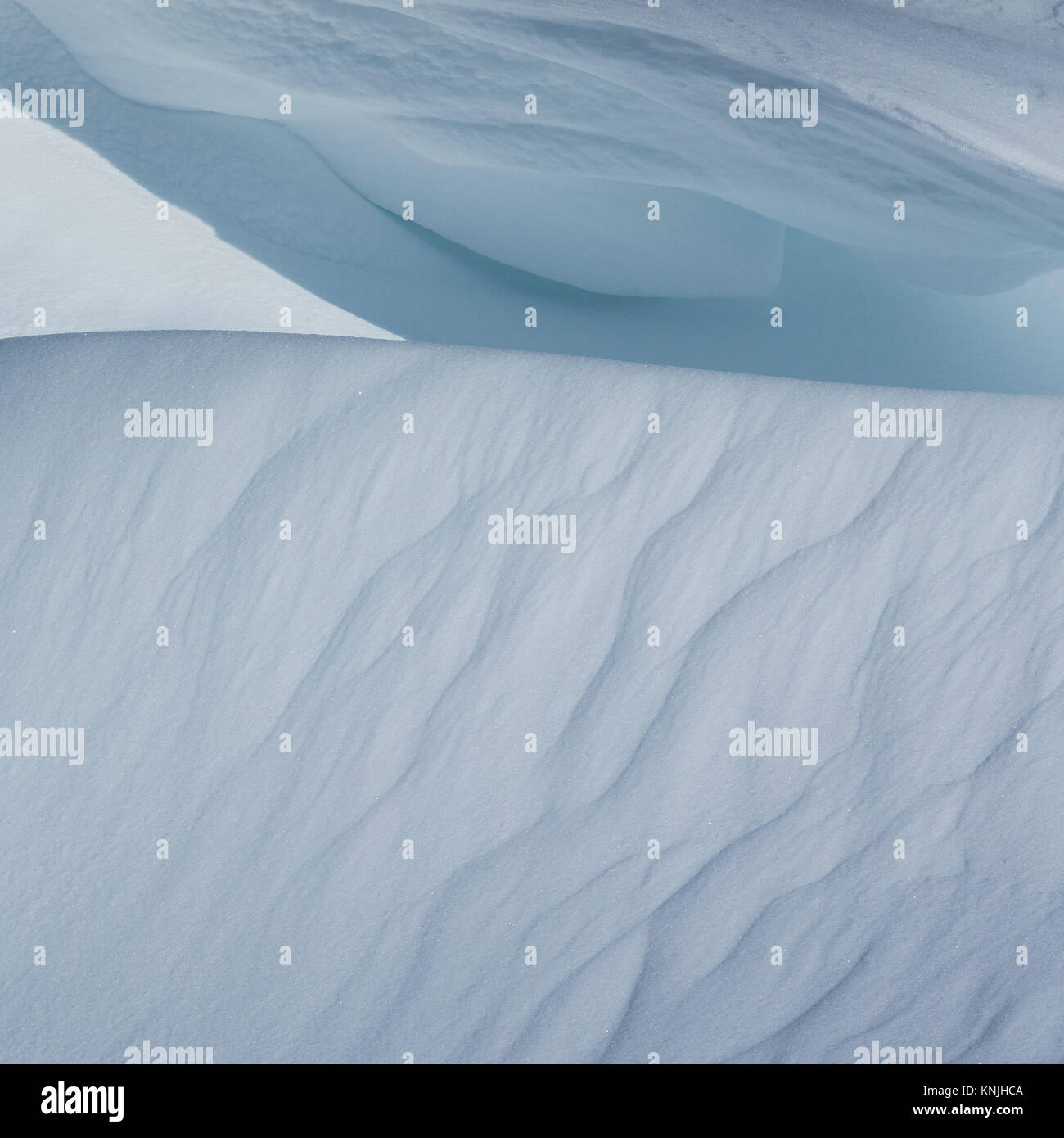 Paxton's Tower. Regno Unito. 11 dicembre, 2017. Immagine astratta di snow drift modelli e forme, Parco Nazionale di Brecon Beacons, Galles. Credito: Drew Buckley/Alamy Live News Foto Stock
