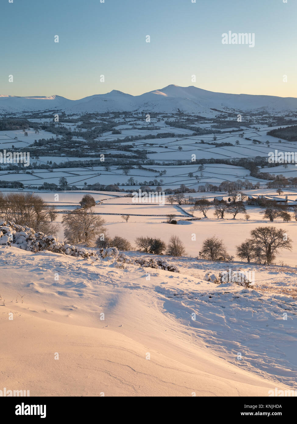 Paxton's Tower. Regno Unito. 11 dicembre, 2017. Guardando attraverso una coperta di neve landsape al tramonto, verso Pen y Fan di montagna da Pen y Crug hill fort. Parco Nazionale di Brecon Beacons, Galles. Credito: Drew Buckley/Alamy Live News Foto Stock