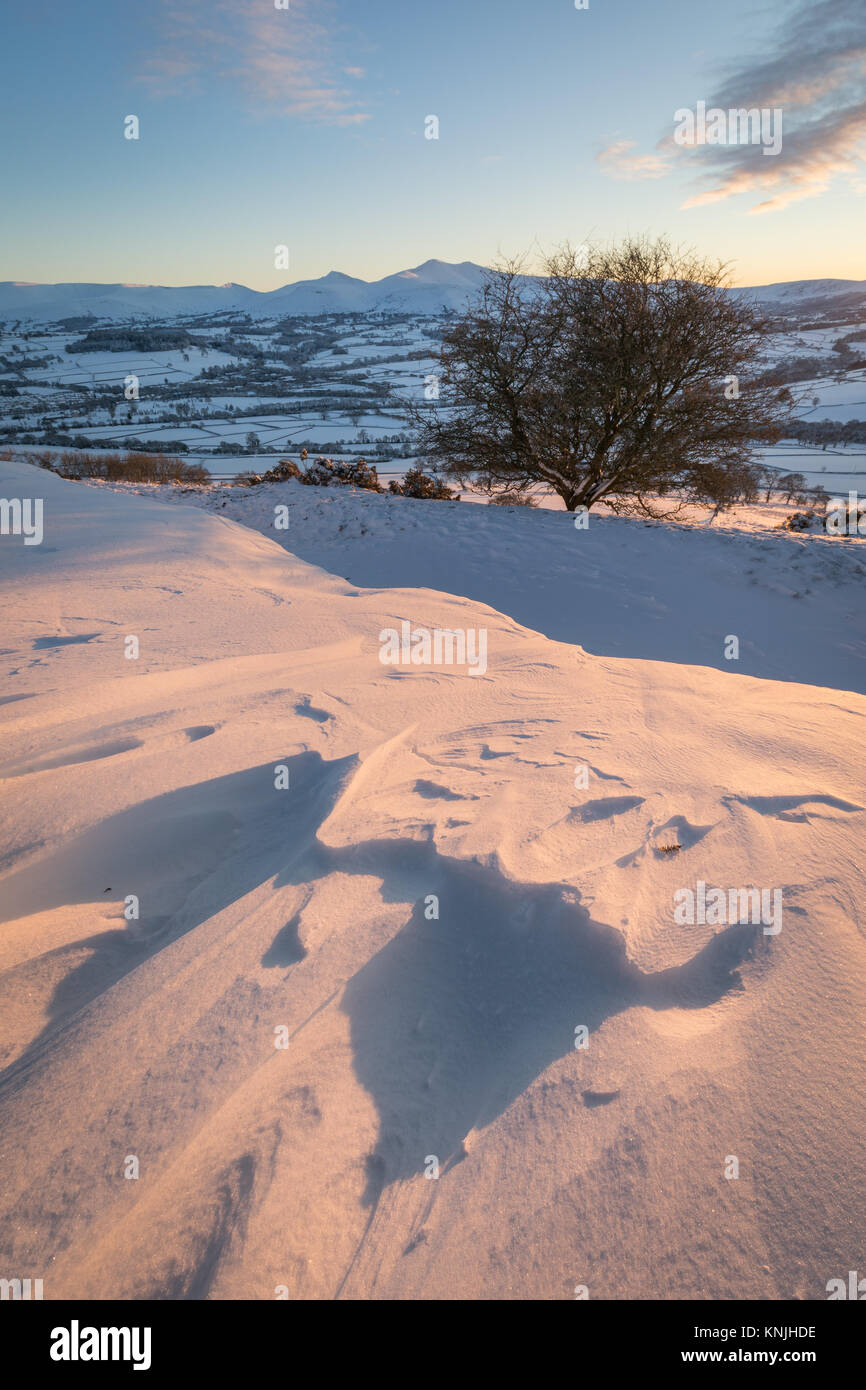 Paxton's Tower. Regno Unito. 11 dicembre, 2017. Guardando attraverso una coperta di neve landsape al tramonto, verso Pen y Fan di montagna da Pen y Crug hill fort. Parco Nazionale di Brecon Beacons, Galles. Credito: Drew Buckley/Alamy Live News Foto Stock