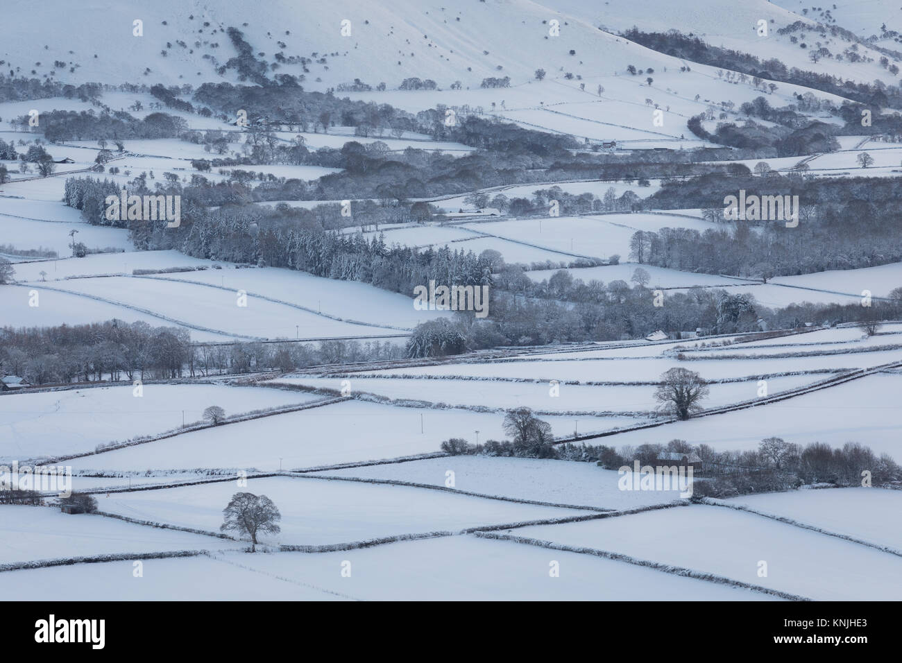 Paxton's Tower. Regno Unito. 11 dicembre, 2017. Guardando attraverso la coperta di neve campagna. Parco Nazionale di Brecon Beacons, Galles. Credito: Drew Buckley/Alamy Live News Foto Stock