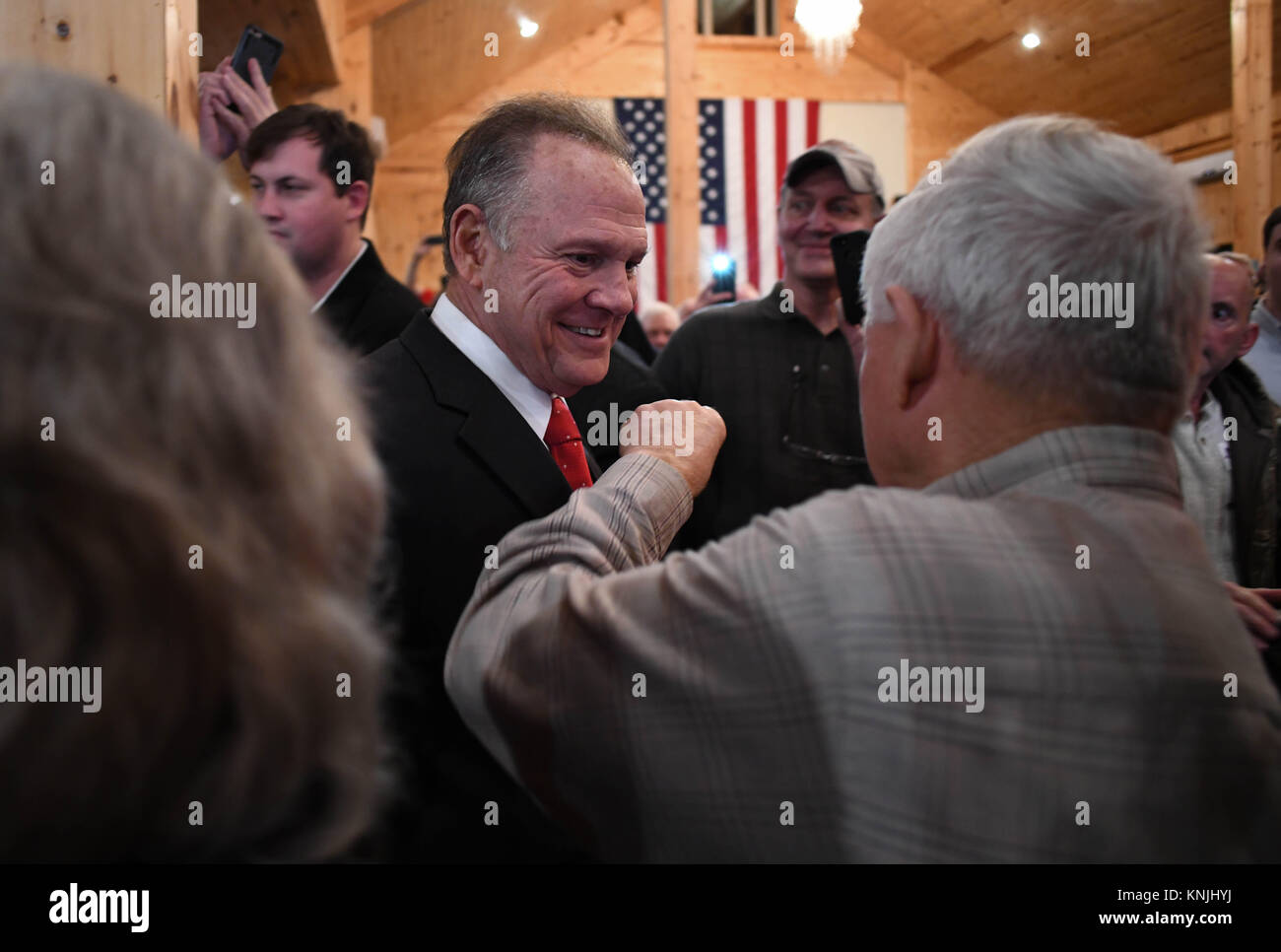 Midland City, Alabama, Stati Uniti d'America. Undicesimo Dec, 2017. Candidato GOP Roy Moore arriva al ''drain la palude'' rally Midland in città, Alabama alla vigilia dello stato di contenzioso elettorale speciale per gli Stati Uniti Senato Credito: Miguel Juarez Lugo/ZUMA filo/Alamy Live News Foto Stock