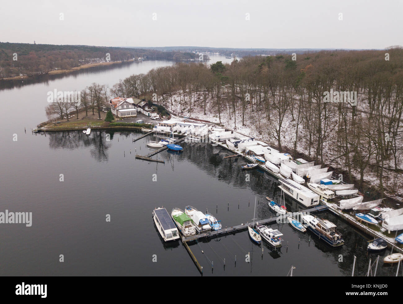 Berlino, Germania. Undicesimo Dec, 2017. Coperti di barche a vela può essere visto in un pontile sul lago Stoessensee a Berlino, Germania, 11 dicembre 2017. (Foto scattata con un drone). Credito: Christophe Gateau/dpa/Alamy Live News Foto Stock