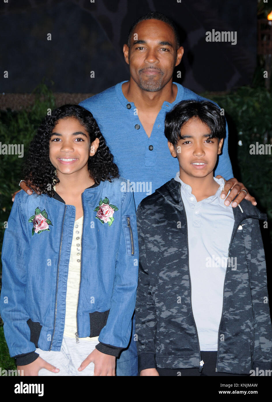 Hollywood, Stati Uniti d'America. Undicesimo Dec, 2017. (L-R) Jasmine George, attore Jason George e Nikhil George assistere alla premiere di Columbia Pictures' 'Jumanji: Welcome To The Jungle' a TCL Teatro Cinese su dicembre 11, 2017 in Hollywood, la California. Credito: Barry re/Alamy Live News Foto Stock