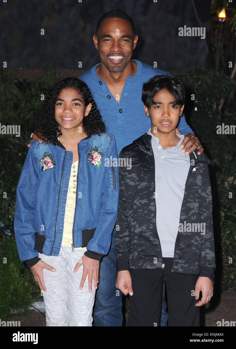 Hollywood, Stati Uniti d'America. Undicesimo Dec, 2017. (L-R) Jasmine George, attore Jason George e Nikhil George assistere alla premiere di Columbia Pictures' 'Jumanji: Welcome To The Jungle' a TCL Teatro Cinese su dicembre 11, 2017 in Hollywood, la California. Credito: Barry re/Alamy Live News Foto Stock
