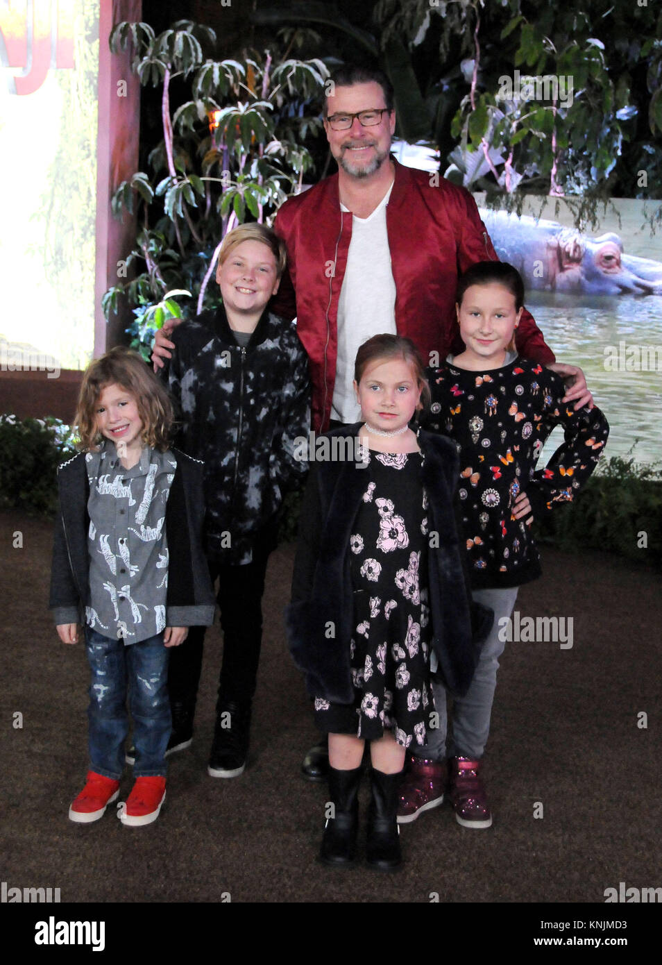 Hollywood, Stati Uniti d'America. Undicesimo Dec, 2017. In realtà personalità televisiva decano McDermott e i bambini frequentano la premiere del Columbia Pictures' 'Jumanji: Welcome To The Jungle' a TCL Teatro Cinese su dicembre 11, 2017 in Hollywood, la California. Credito: Barry re/Alamy Live News Foto Stock