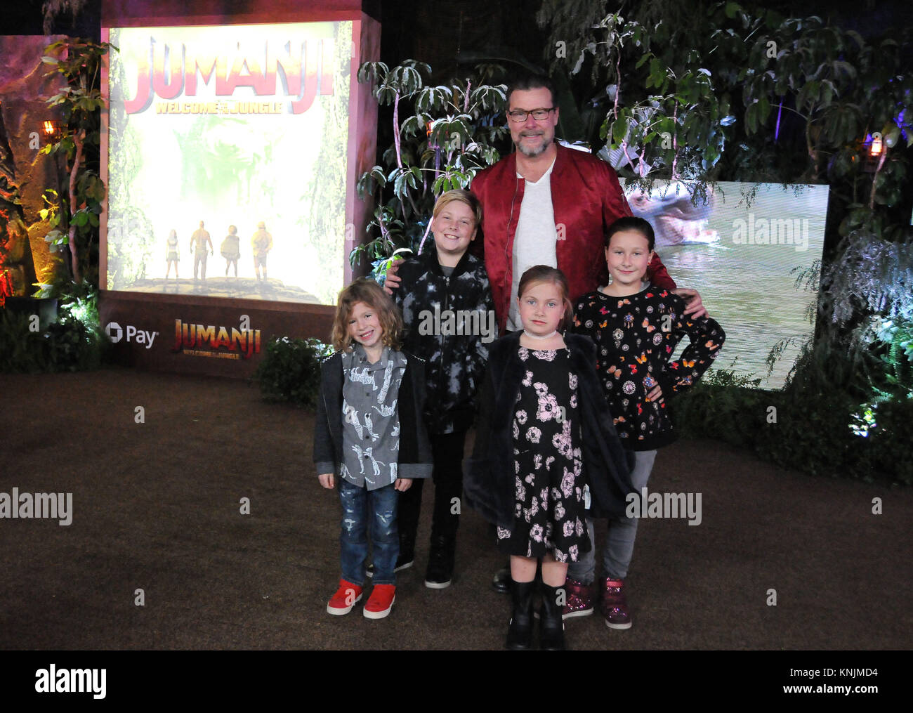 Hollywood, Stati Uniti d'America. Undicesimo Dec, 2017. In realtà personalità televisiva decano McDermott e i bambini frequentano la premiere del Columbia Pictures' 'Jumanji: Welcome To The Jungle' a TCL Teatro Cinese su dicembre 11, 2017 in Hollywood, la California. Credito: Barry re/Alamy Live News Foto Stock