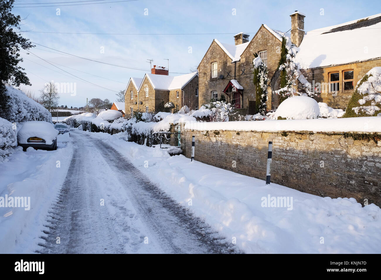 Titley, Herefordshire, Regno Unito - Dicembre 2017 - Durante la notte la temperatura è scesa a meno di 9c ( -9c ) nelle zone rurali del Herefordshire ultima notte compreso la relazione Titley village - lato strada del villaggio rimangono congelati oltre con ghiaccio e neve. Credito: Steven Maggio/Alamy Live News Foto Stock