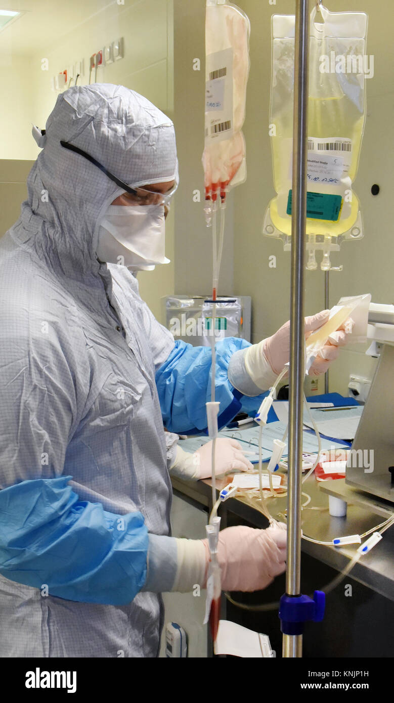 La tecnica farmaceutica assistente Michael Nemetz lavora su una nuova forma di cella personalizzato terapia contro il cancro con alta tecnologia specializzata all'interno di una camera pulita presso l'Istituto Fraunhofer per la terapia cellulare e l'Immunologia (IZI) a Leipzig, Germania, 20 novembre 2017. Il Fraunhofer Institute sta lavorando sul progetto congiunto con la società Novartis Pharma AG al fine di sviluppare adeguatamente la nuova forma di terapia, l'antigene chimerico terapia del recettore (carrello). Esso richiede la riprogrammazione dei pazienti· proprie cellule immunitarie di trattare il loro tumore. Le cellule del cancro saranno quindi riconosciute e distrutti Foto Stock