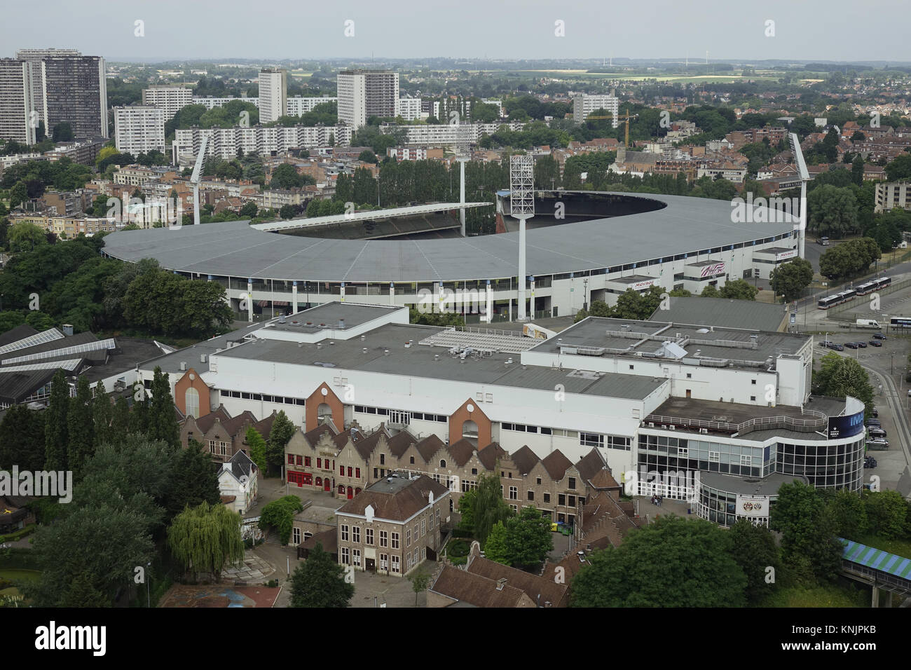 Una vista da Atomium di King Baudouin Stadium nella capitale belga Bruxelles, raffigurato su 26.06.2017. La King Baudouin Stadium è uno stadio di calcio con pista atletica leggera. Fino al 1995 è stato chiamato l'Heysel Stadium ed è stato convertito in un multi-function arena nella metà degli anni novanta. È in Belgio, il più grande stadio, con circa 50.000 posti a sedere ed è stato uno degli stadi utilizzati per l'Euro 2000 campionati. Il Memorial Van Damme atletica, un evento che è parte della IAAF Diamond League, è stato anche tenuto qui dal 1977. Il 29 maggio 1985, l'Heysel Stadium è stato il sito di un incidente i Foto Stock