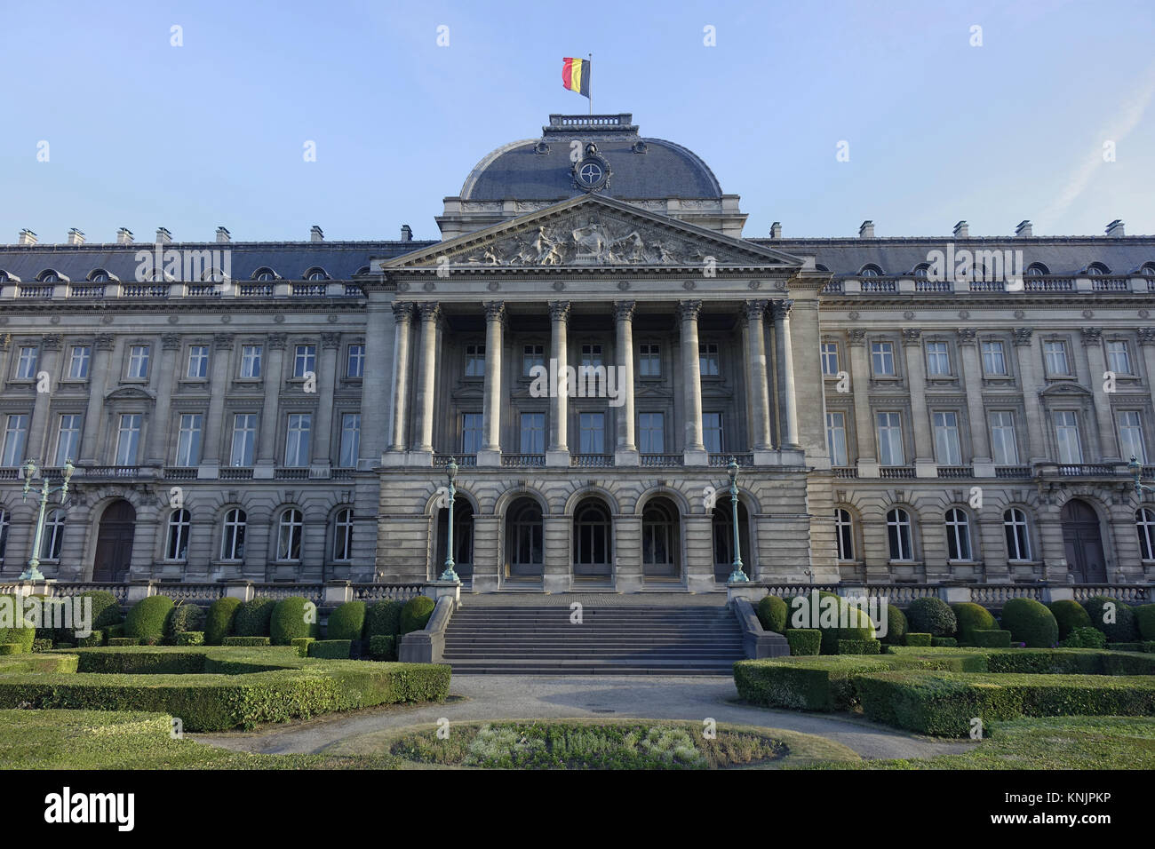 L'entrata principale del Palazzo Reale (Palais Royal) su Rue Brederode nella capitale belga Bruxelles, raffigurato su 25.06.2017. Il Palazzo Reale e il centro della città è il palazzo ufficiale del re dei Belgi e fino alla morte della regina Astrid nel 1935 è stato utilizzato come residenza belga della famiglia reale. Dopo di che, l'allora Re Leopoldo III spostato al castello di Laeken, dove la famiglia reale live a questo giorno. Oggi il Palais Royal è l'ufficio del re e la residenza del principe. Il palazzo ospita anche un museo con una raccolta di circa la reale belga dinastia. - Nessun filo SERV Foto Stock