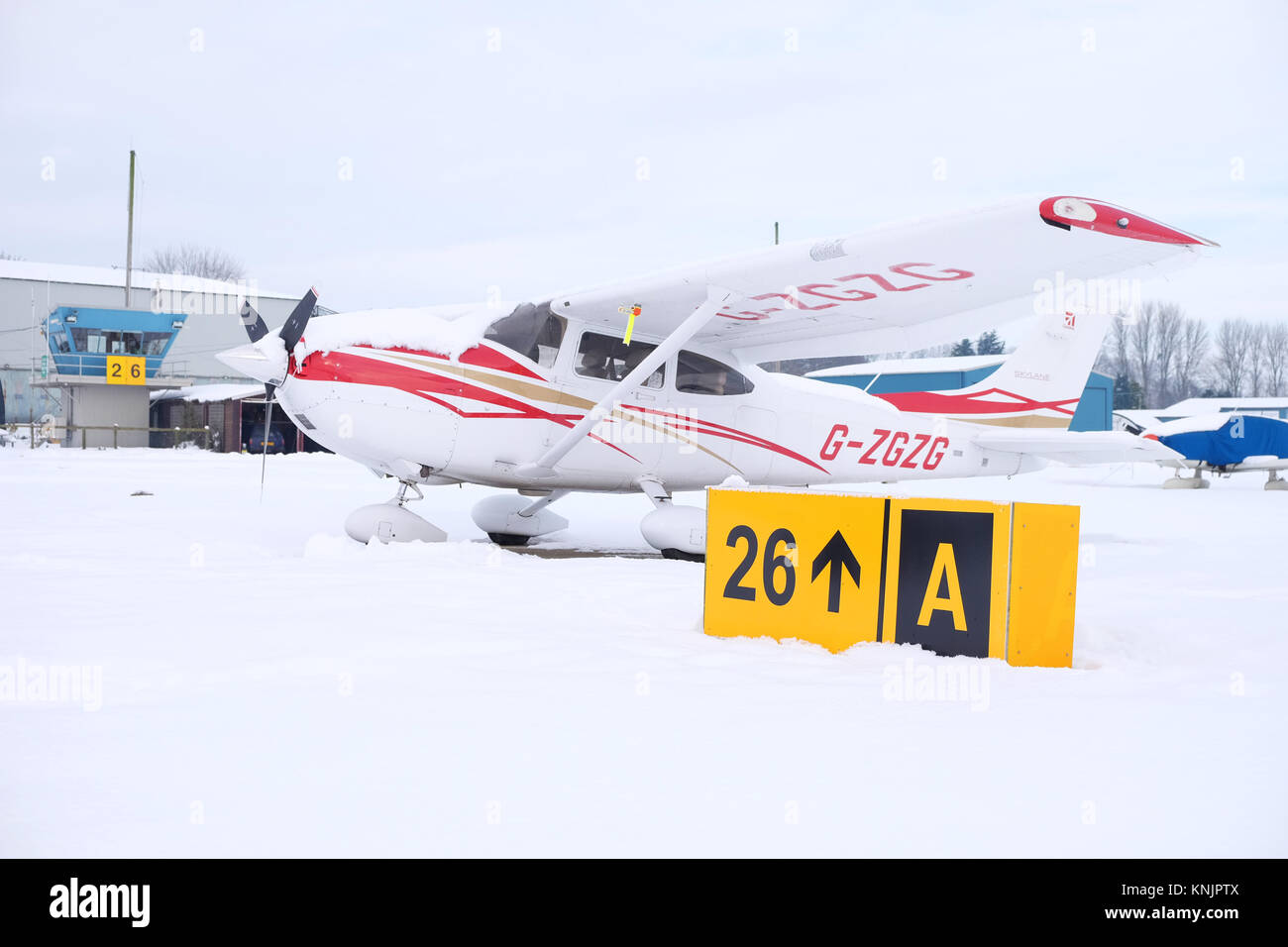 Shobdon airfield, Herefordshire - Dicembre 2017 - neve e ghiaccio a Shobdon airfield in rural Herefordshire hanno chiuso l'aviosuperficie con aeromobili come questo Cessna 182 in attesa di un disgelo nel tempo. Credito: Steven Maggio/Alamy Live News Foto Stock