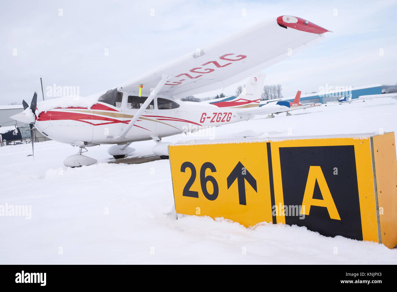 Shobdon airfield, Herefordshire - Dicembre 2017 - neve e ghiaccio a Shobdon airfield in rural Herefordshire hanno chiuso l'aviosuperficie con aeromobili come questo Cessna 182 in attesa di un disgelo nel tempo. Credito: Steven Maggio/Alamy Live News Foto Stock