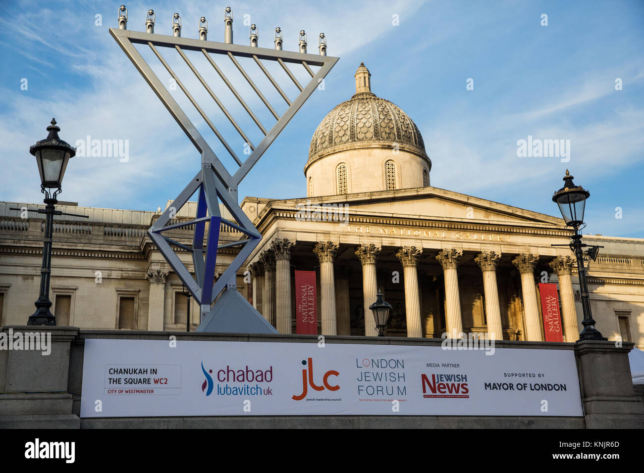 Londra, Regno Unito. 12 Dic, 2017. Un gigante Menorah è comparso di fronte alla Galleria Nazionale sul lato nord di Trafalgar Square come parte dei preparativi per contrassegnare il festival ebraico di Chanukah (Hanukkah). Questo anno sarà il nono anno successivo che il festival è celebrato in Trafalgar Square. Credito: Mark Kerrison/Alamy Live News Foto Stock