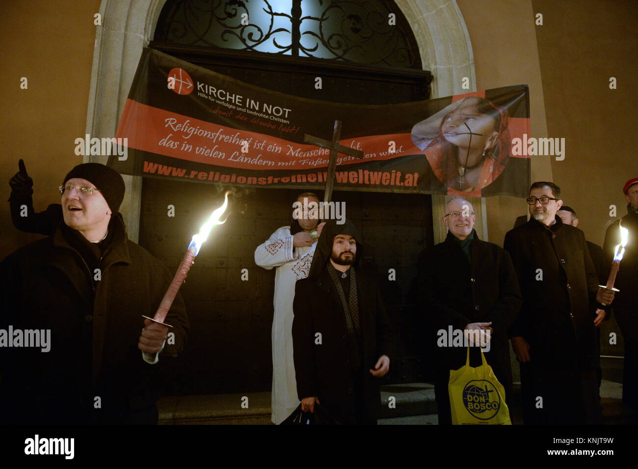 Vienna, Austria. 12 Dic, 2017. Processione aux flambeaux con più di 20 Christian le organizzazioni per i diritti umani, contro la persecuzione dei cristiani in Medio Oriente e in Africa. Immagine mostra del clero cristiano di fronte ad una chiesa. Credito: Franz Perc/Alamy Live News Foto Stock