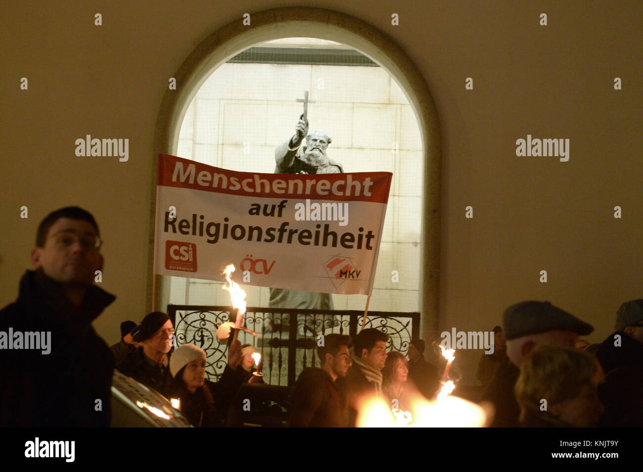 Vienna, Austria. 12 Dic, 2017. Processione aux flambeaux con più di 20 Christian le organizzazioni per i diritti umani, contro la persecuzione dei cristiani in Medio Oriente e in Africa. La figura mostra un banner con la scritta "diritto umano alla libertà di religione". Credito: Franz Perc/Alamy Live News Foto Stock