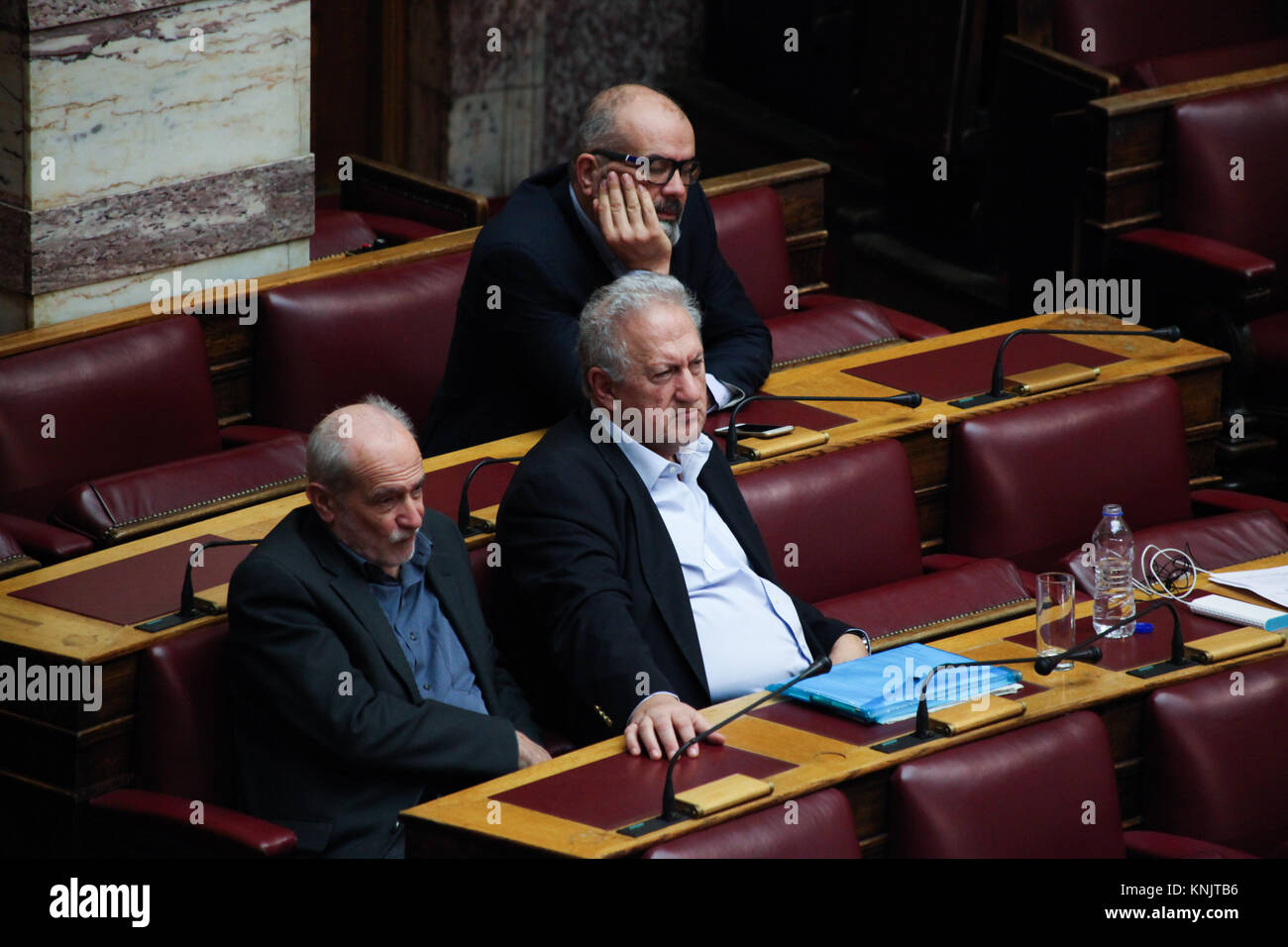 Atene, Grecia. 12 Dic, 2017. I membri del parlamento greco frequentando il bilancio dello Stato il dibattito nel corso di una sessione plenaria. Nel centro è Kostas Skandalidis, ex ministro dei governi del PASOK. Primo giorno del bilancio dello Stato il dibattito in sede di Parlamento greco. Il governo di Syriza e Anel presente ciò che essi promuovono come "l'ultimo stato badget in tempi di memorandum'. Credito: Ioannis Mantas/Alamy Live News Foto Stock