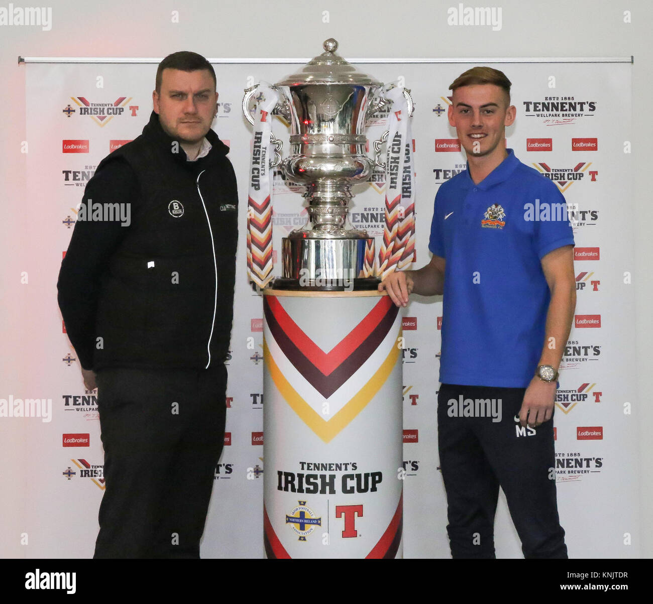 Windsor Park Belfast Irlanda del Nord Regno Unito. Il 12 dicembre 2017. Il sorteggio per il quinto round del Tennent's Irish Cup è stato fatto oggi. In questa fase di Premiership irlandese e campionato club venuto nel disegnare lungo con intermedia/junior i lati. Carick Rangers giocherà Glenavon in tutti Premiership scontro. (L-R) David McAlinden (manager Carrick Rangers) e Mark Sykes (Glenavon). Il quinto round cravatte sarà svolto il 06 gennaio 2018. Credito: David Hunter/Alamy Live News Foto Stock