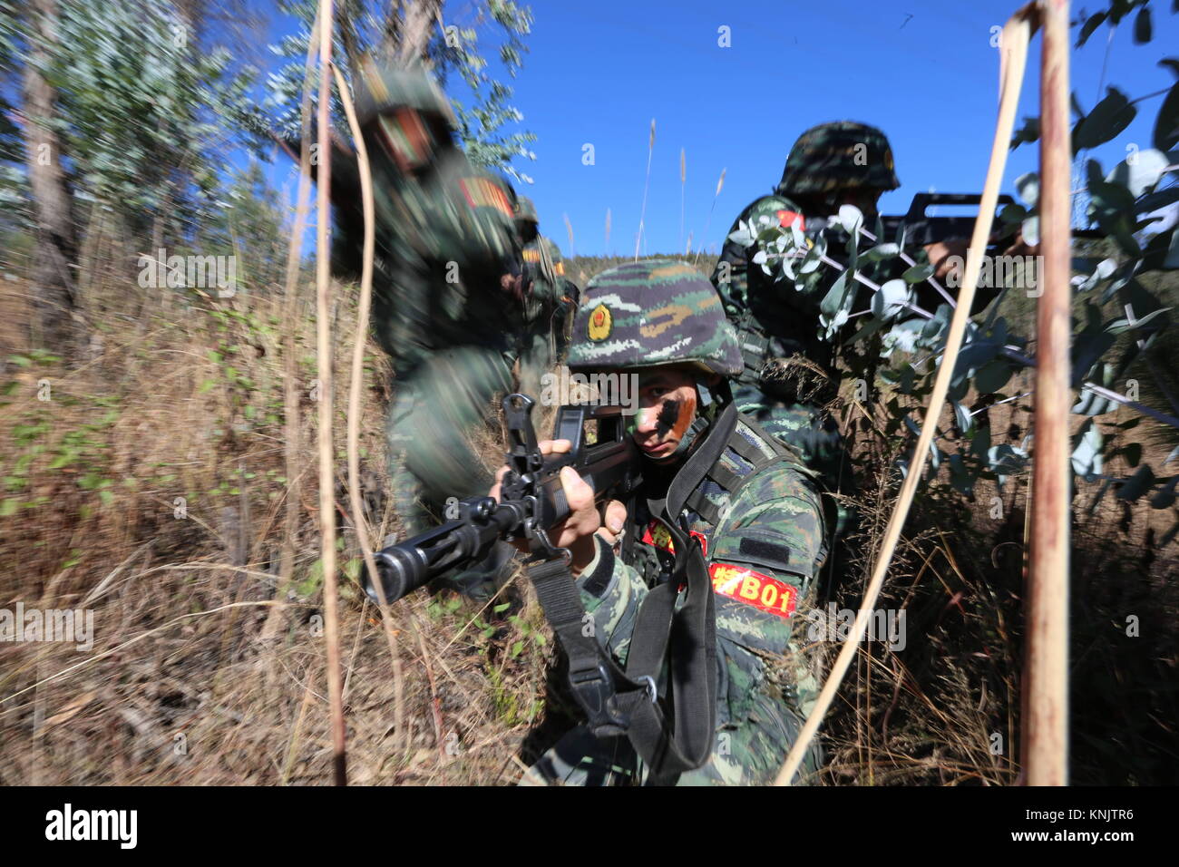 Kunming, Kunming, in Cina. 12 Dic, 2017. Polizia armata ricevere 'Devil formazione" in Kunming, Cina del sud della provincia di Yunnan. Credito: SIPA Asia/ZUMA filo/Alamy Live News Foto Stock