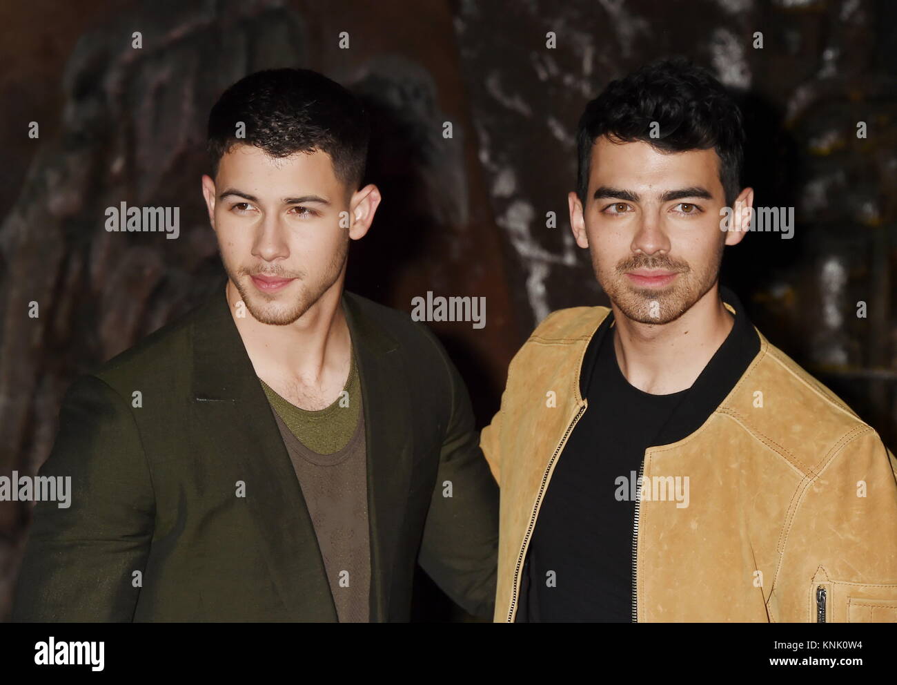 Hollywood, California. Undicesimo Dec, 2017. HOLLYWOOD, CA - 11 dicembre: il cantante-cantautori/attori Nick Jonas (L) e Joe Jonas assistere alla premiere di Columbia Pictures' 'Jumanji: Welcome To The Jungle" presso la leva TCL Teatro Cinese su dicembre 11, 2017 in Hollywood, la California. | Verwendung weltweit Credito: dpa/Alamy Live News Foto Stock