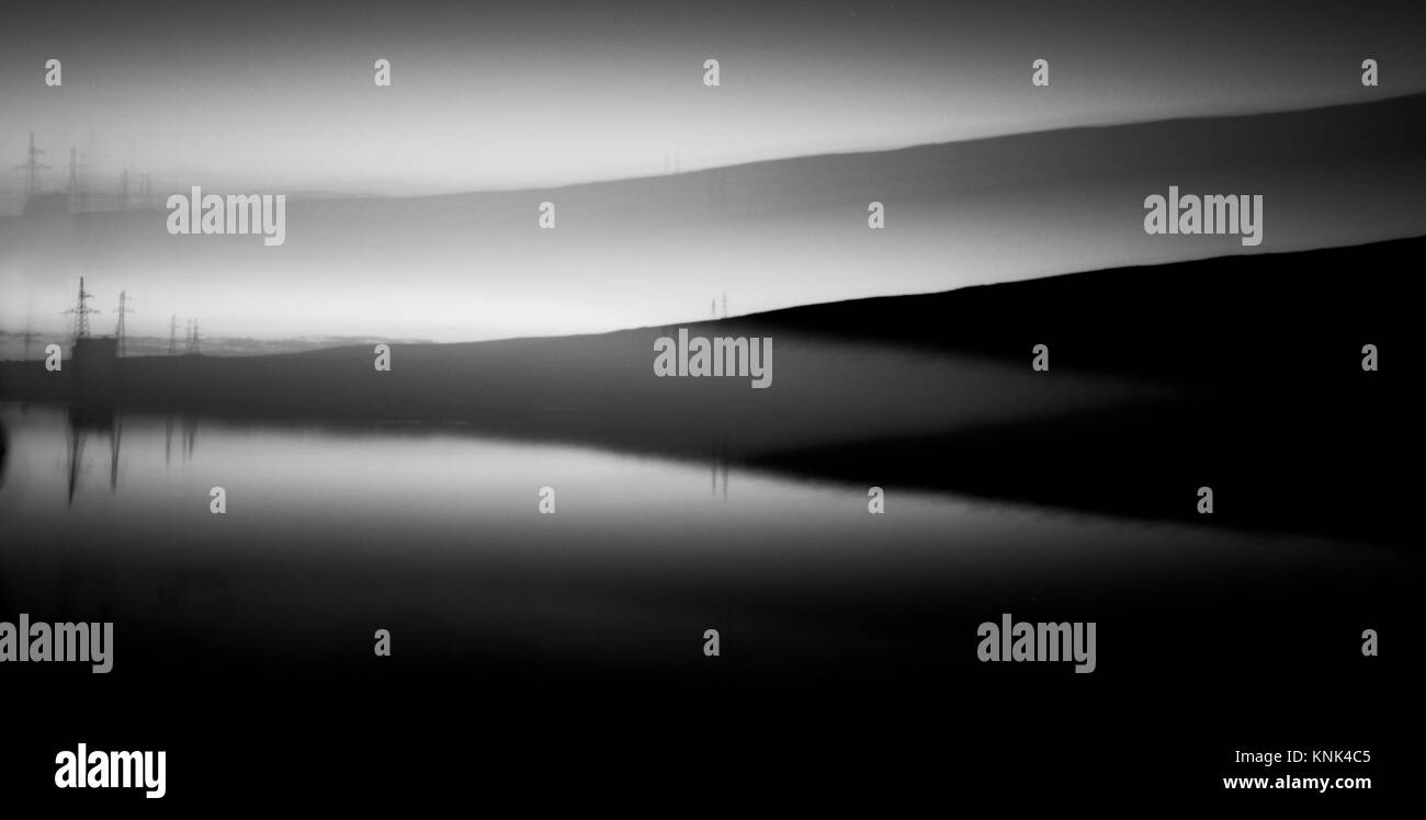 Insolito paesaggio creativo, immagine in bianco e nero, riflessione Foto Stock