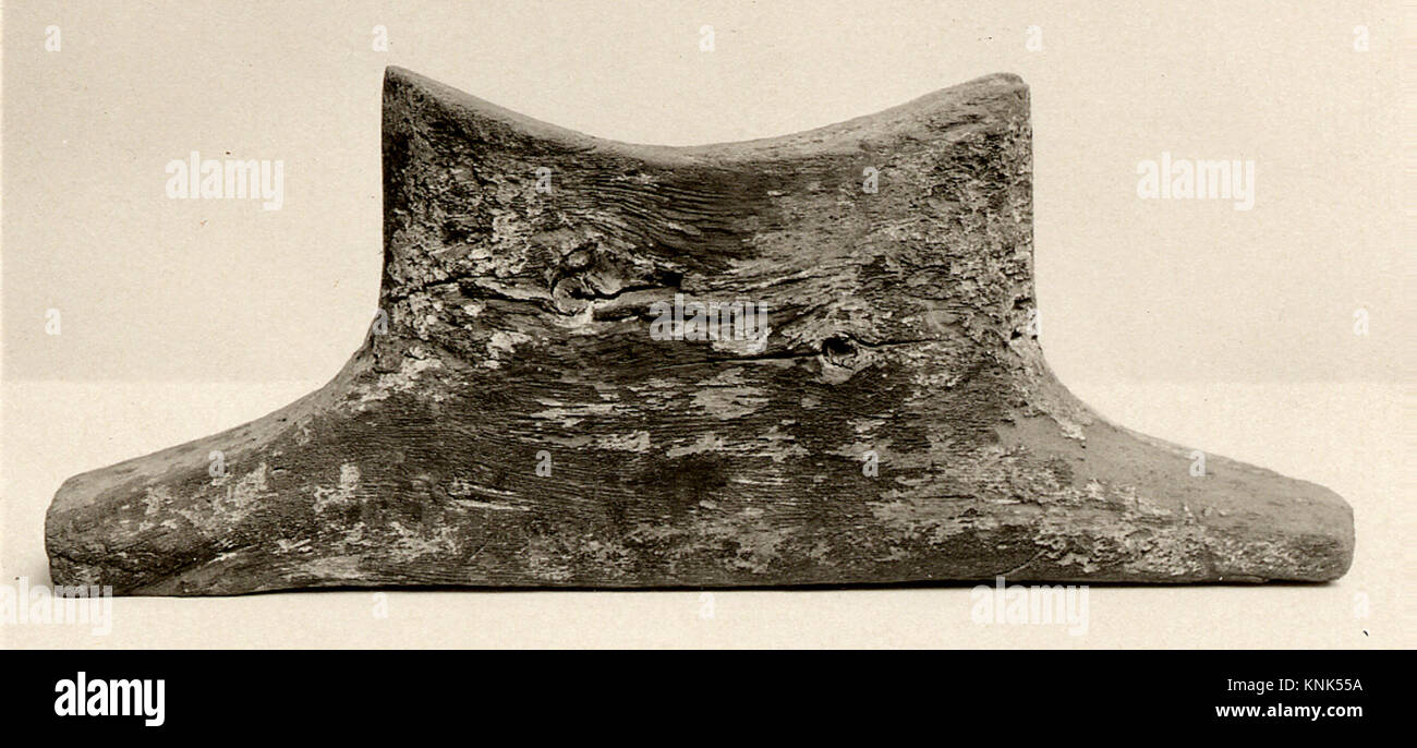 Poggiatesta egiziano dal Medio al primo nuovo Regno (dinastia 12–18, circa 2040–1802 a.C.), mostrando forma e materiale utilizzati nei mobili e nella vita quotidiana. Foto Stock