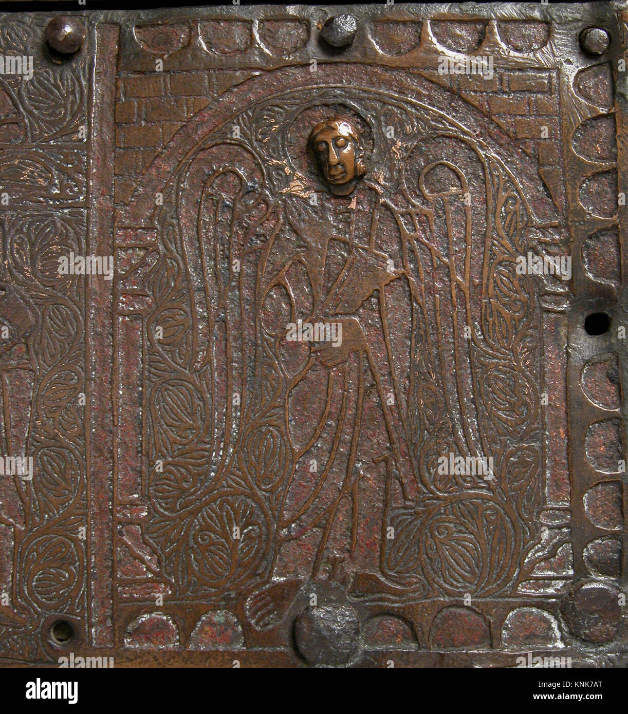 Una chasse francese della fine del XII-inizio del XIII secolo Limoges, rame con tracce di doratura, originariamente decorata con smalto champlevé, che illustra le tecniche di lavorazione dei metalli medievali. Foto Stock