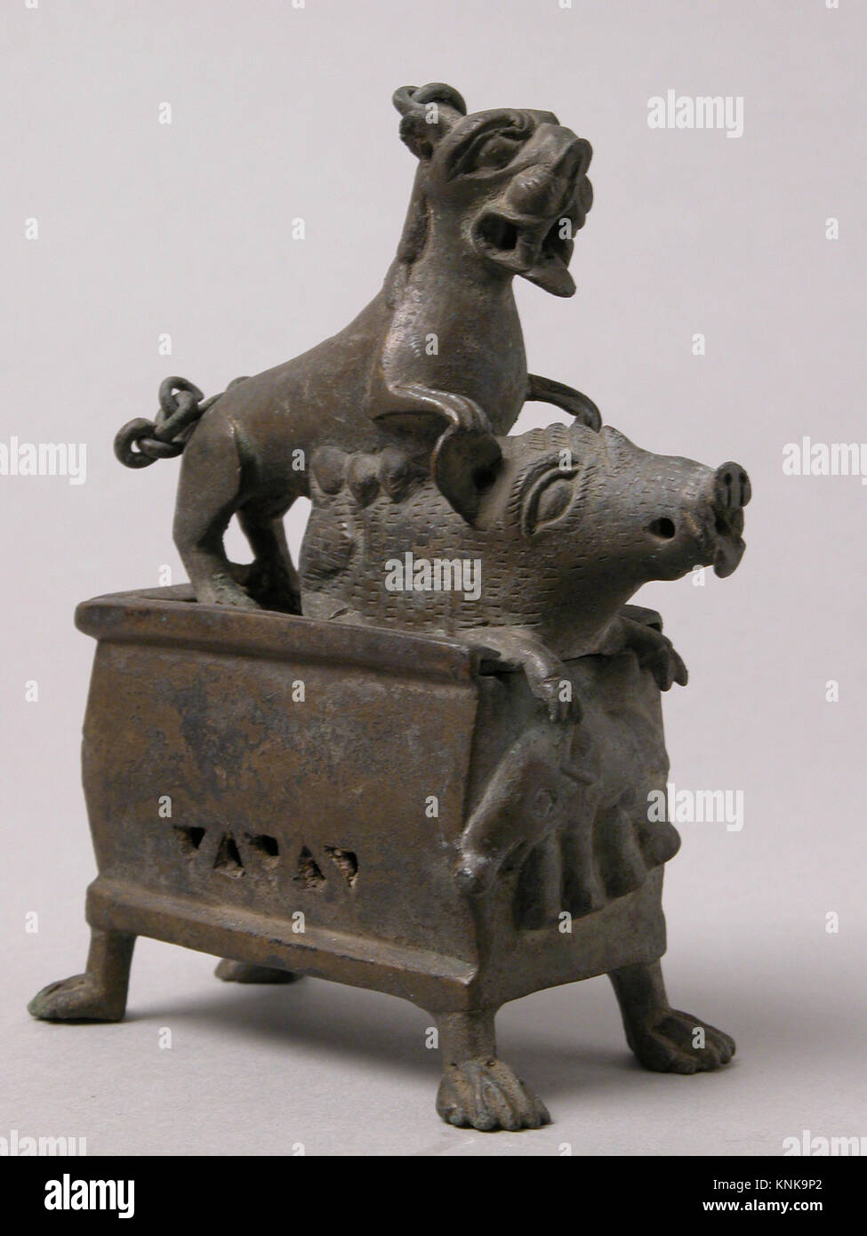 Censer with a Lioness Hunting a Boar, vi-VII secolo, made in Byzantine Egypt, copto, Bronze Foto Stock