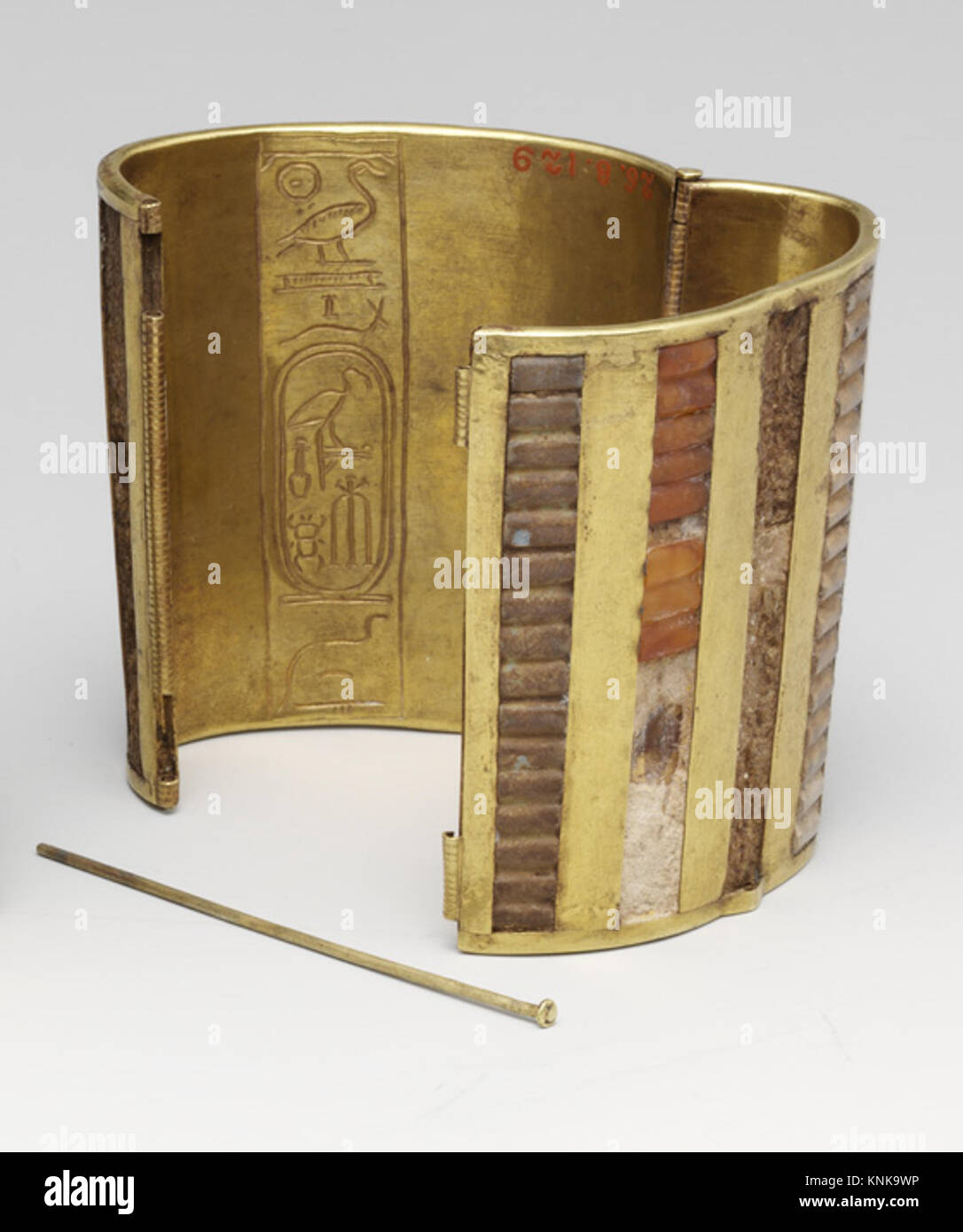 Bracciale con polsino incernierato, New Kingdom, Dynasty 18, Reign of Thutmose III, ca. 1479-1425 A.C. Geografia: Dall'Egitto, alto Egitto, Tebe, Wadi Gabbanat el-Qurud, Wadi D, Tomba delle tre mogli straniere di Thutmose III Foto Stock