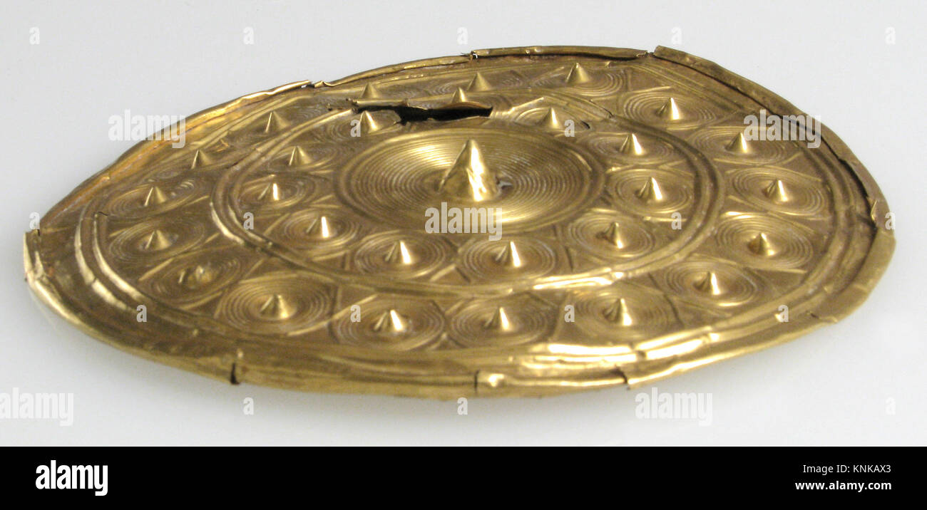 Questo disco d'oro irlandese del 800 a.C. circa è un componente di una bobina, che rappresenta i primi metalli celtici e l'artigianato. Foto Stock