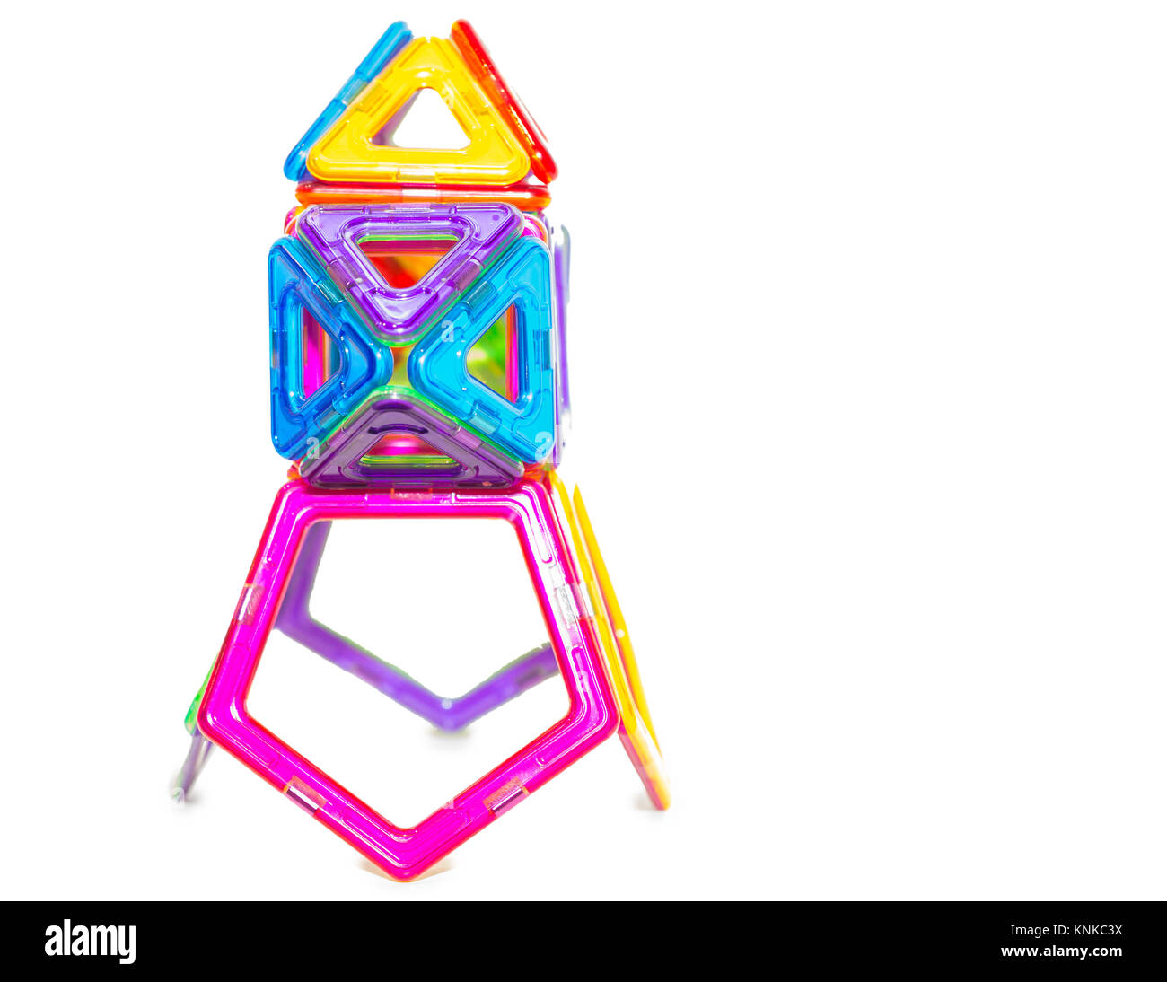 Multi-colore di giocattolo per bambini è di incastro dettagli in plastica isolato su sfondo bianco Foto Stock