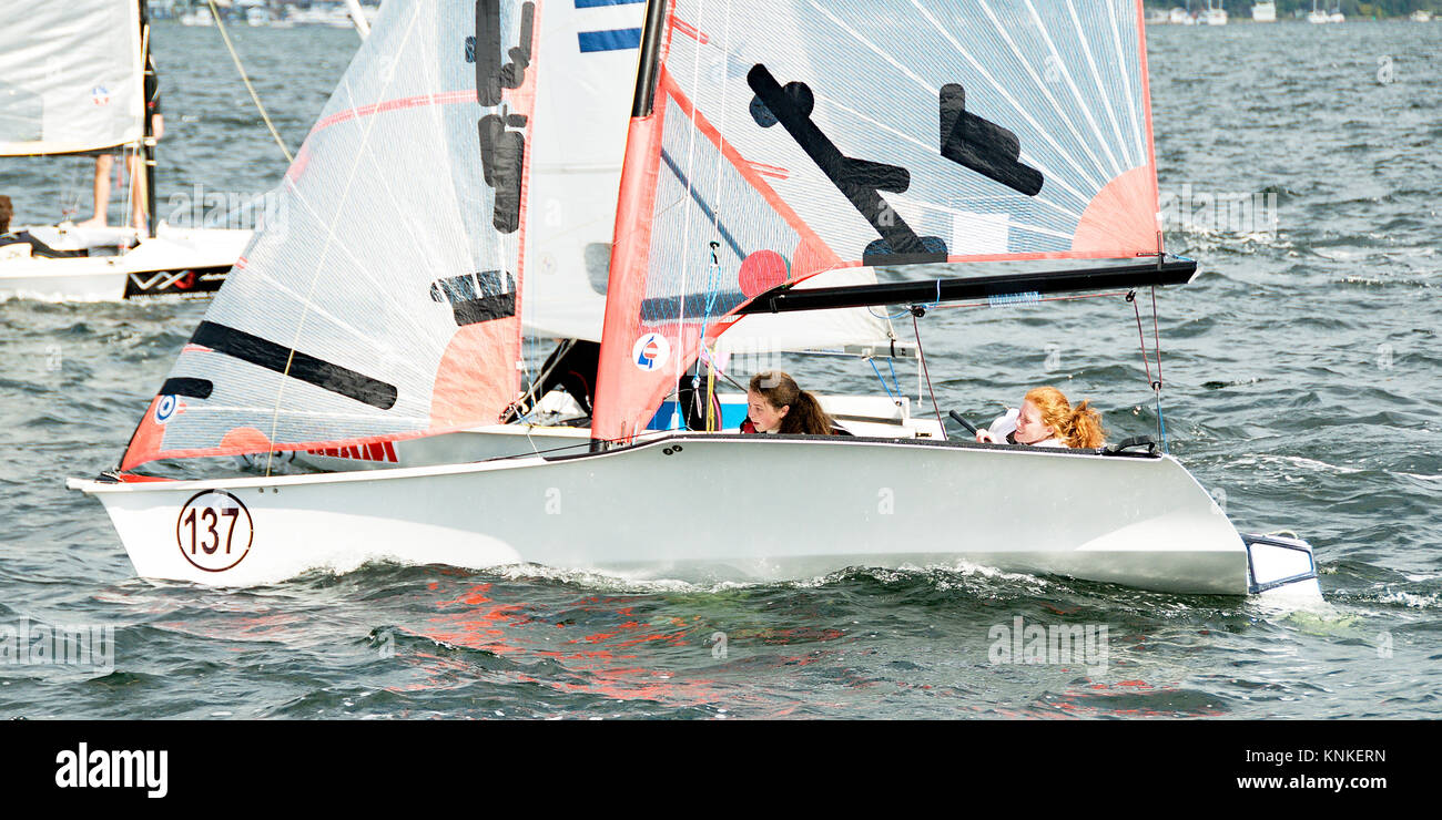 Lago Macquarie, Australia - aprile 16. 2013: i bambini a competere in Australian combinati di alta scuola campionati di vela. Giovani concorrenti hanno gareggiato Foto Stock