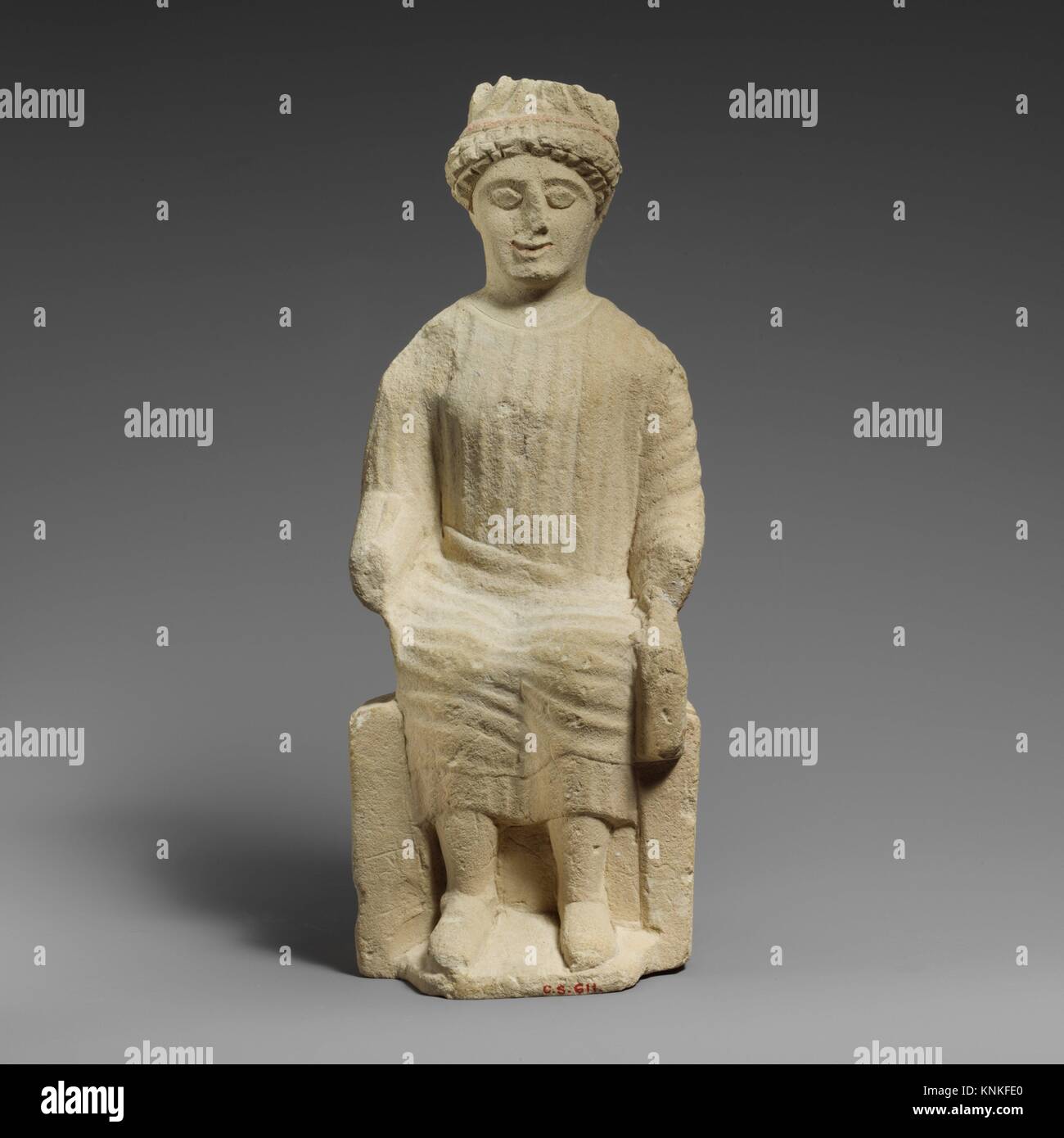Statuetta di calcare di un rasa seduto votary maschio. Periodo: classici; Data: seconda metà del V secolo a.C; Cultura:; cipriota medie: calcare; Foto Stock