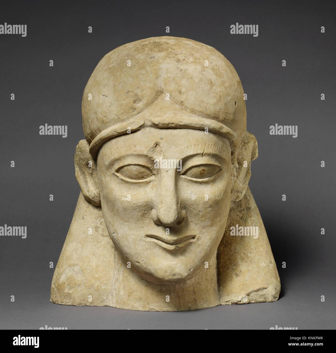 Testa di pietra calcarea di un rasa maschio con un filetto. Periodo: arcaica; Data: prima metà del VI secolo a.C; Cultura:; cipriota medie: calcare; Foto Stock